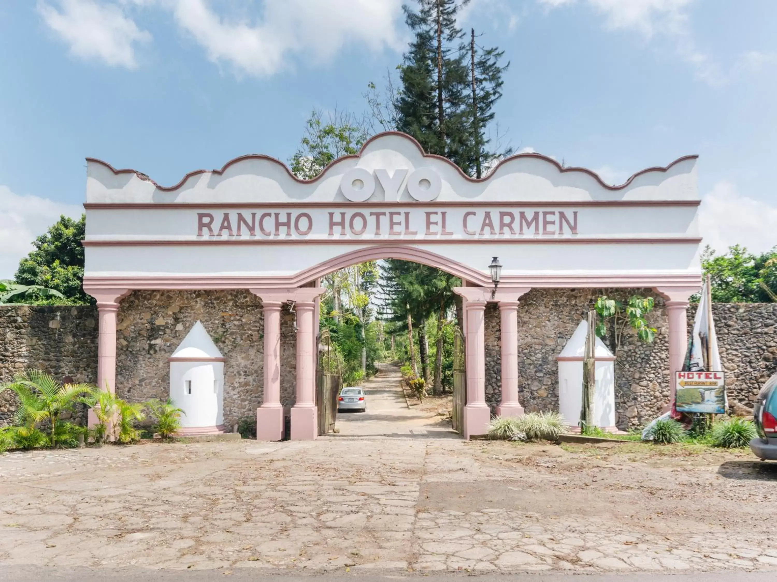 Property Building in Rancho Hotel El Carmen