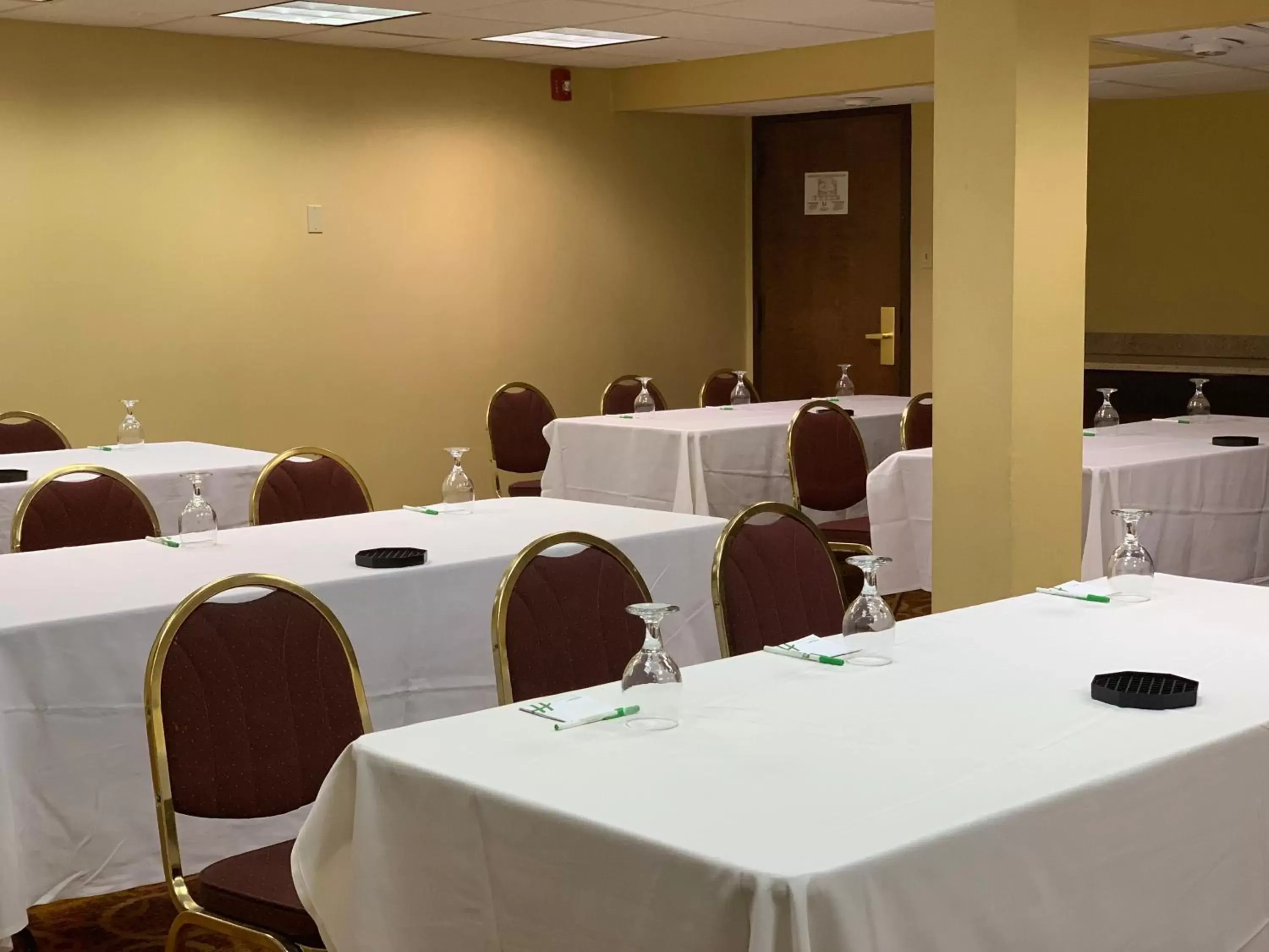 Meeting/conference room in Clarion Hotel & Suites Conference Center Memphis Airport