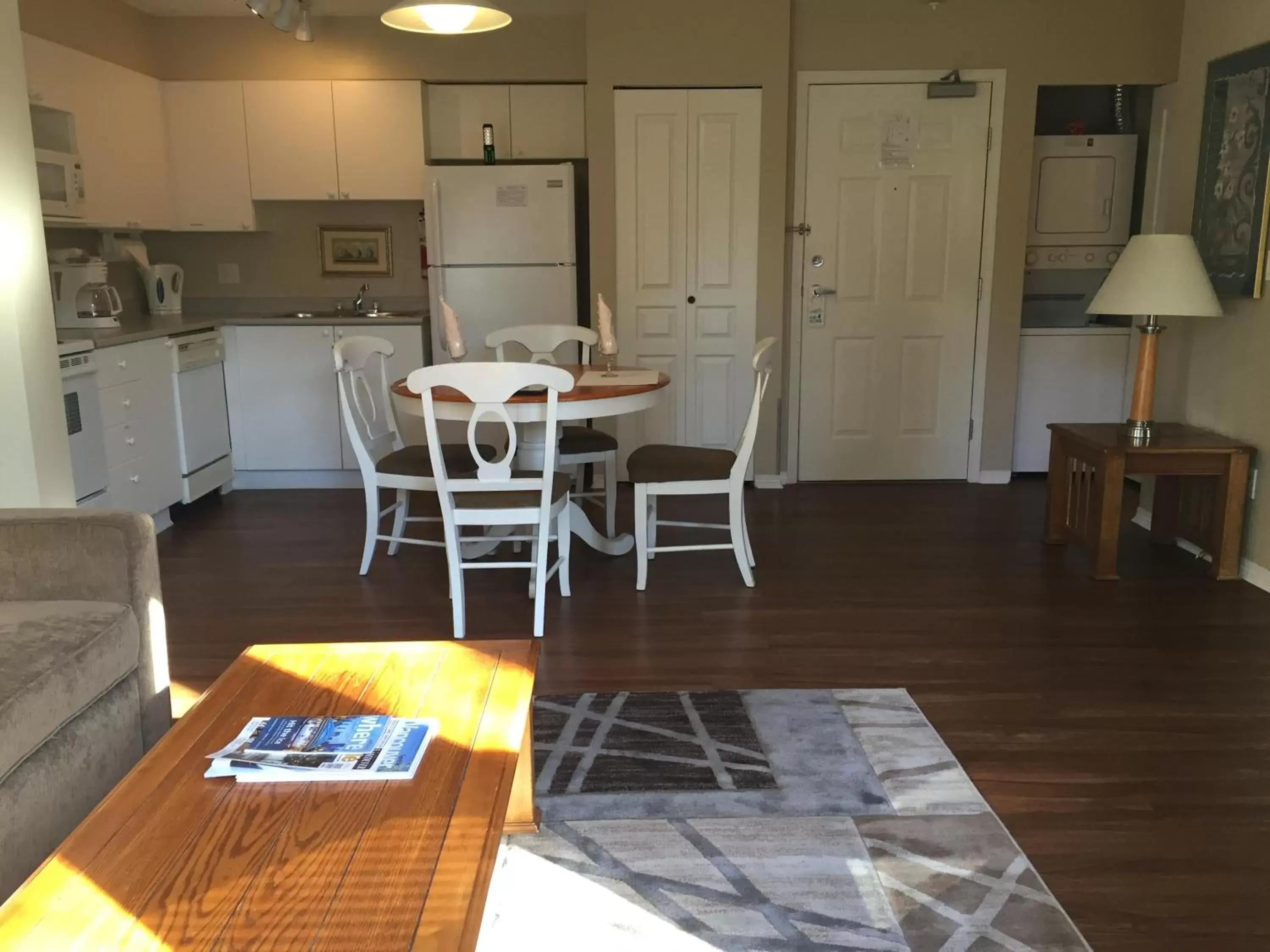 Kitchen or kitchenette, Dining Area in Times Square Suites Hotel