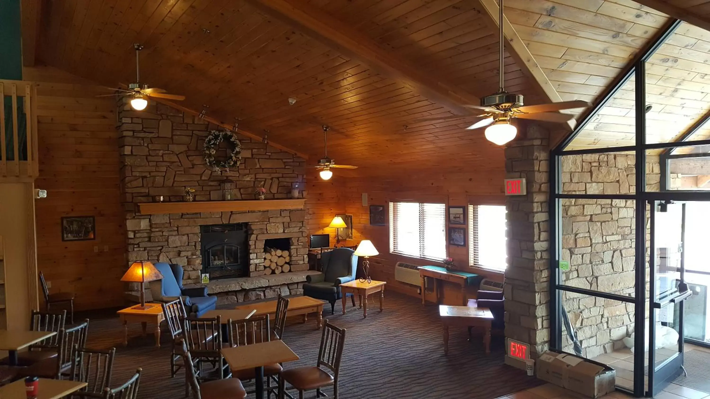 Seating area, Restaurant/Places to Eat in Motel 6 Norway, MI