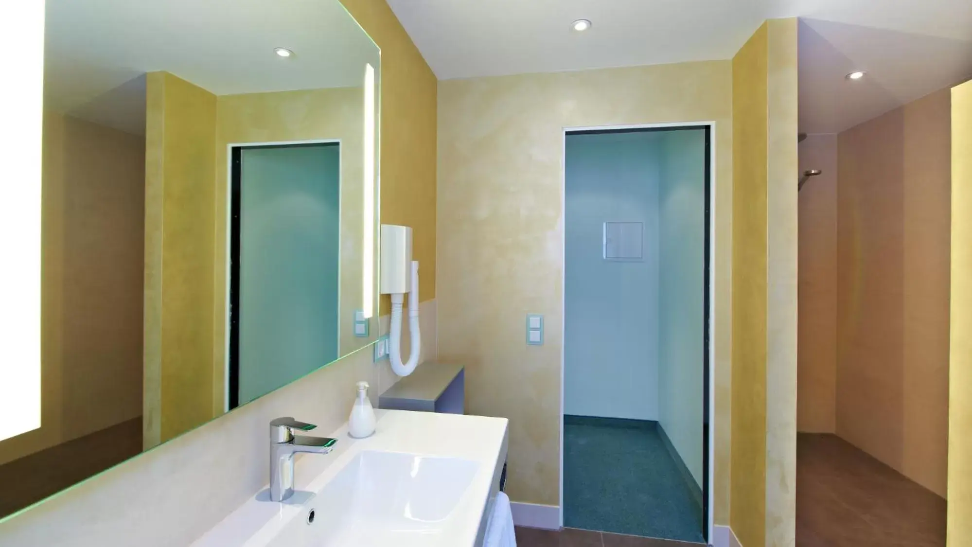 Bathroom in Hirsch Hotel