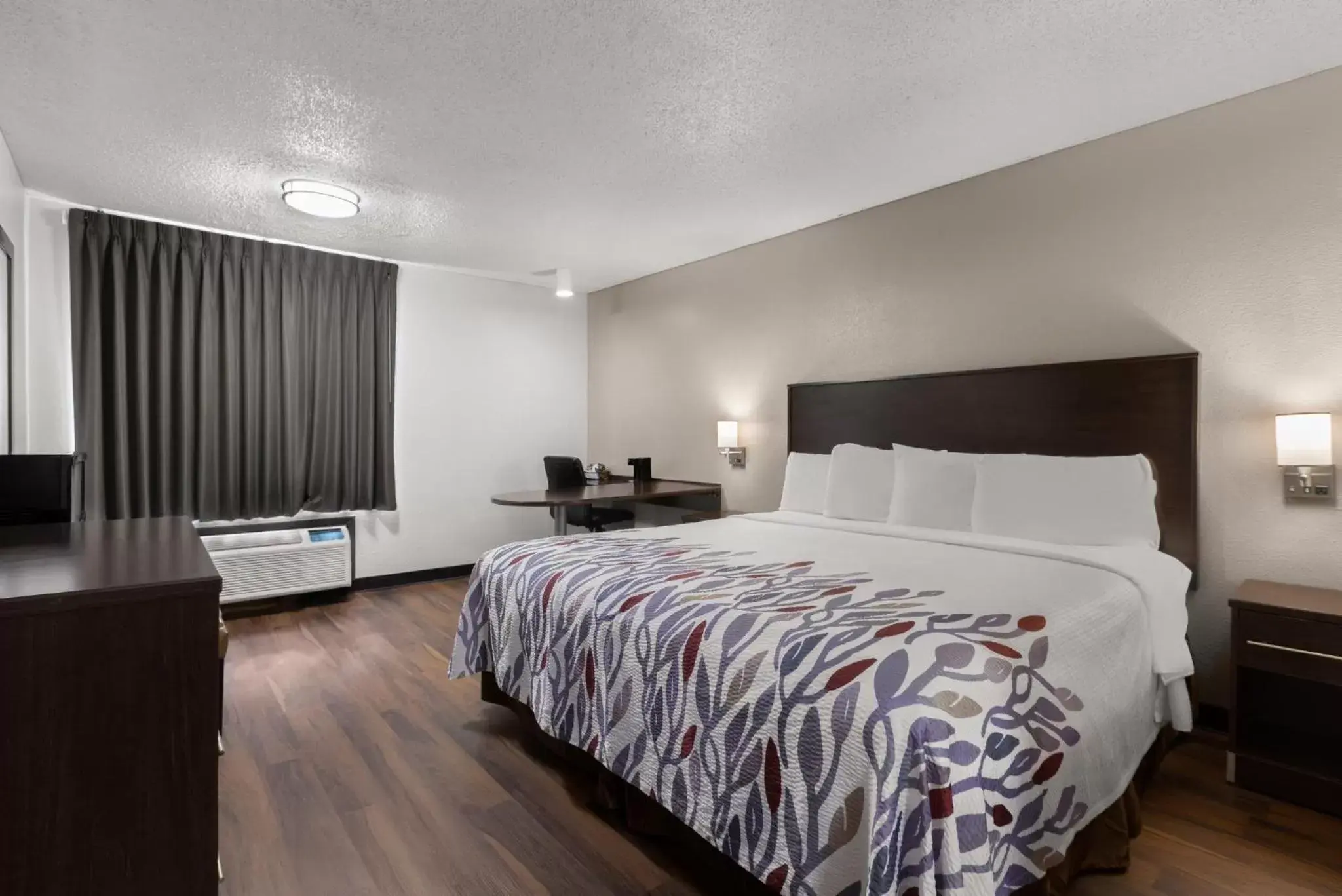 Bedroom, Bed in Red Roof Inn & Suites Savannah Airport