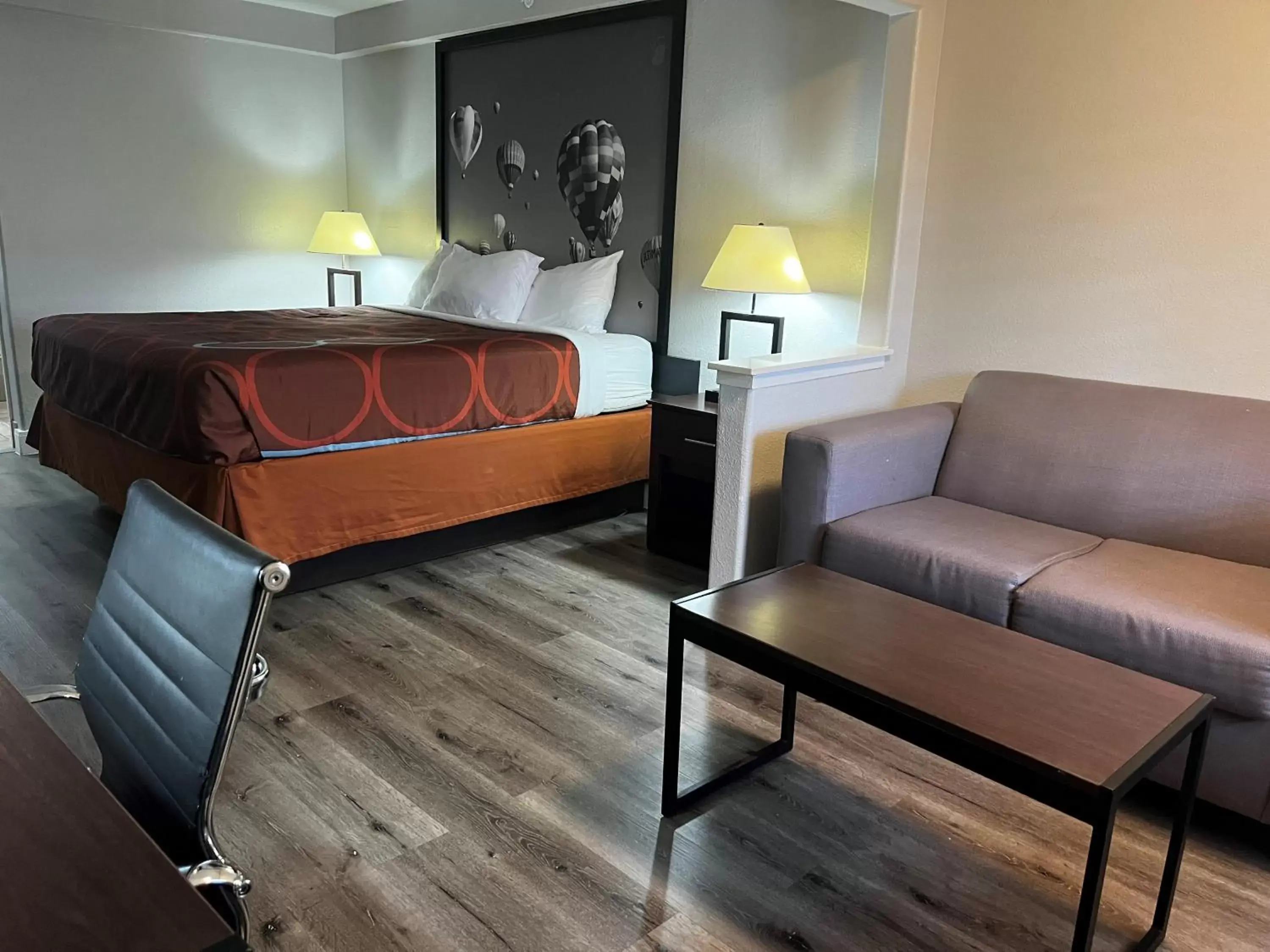 Photo of the whole room, Bed in Super 8 by Wyndham Baytown/Mont Belvieu