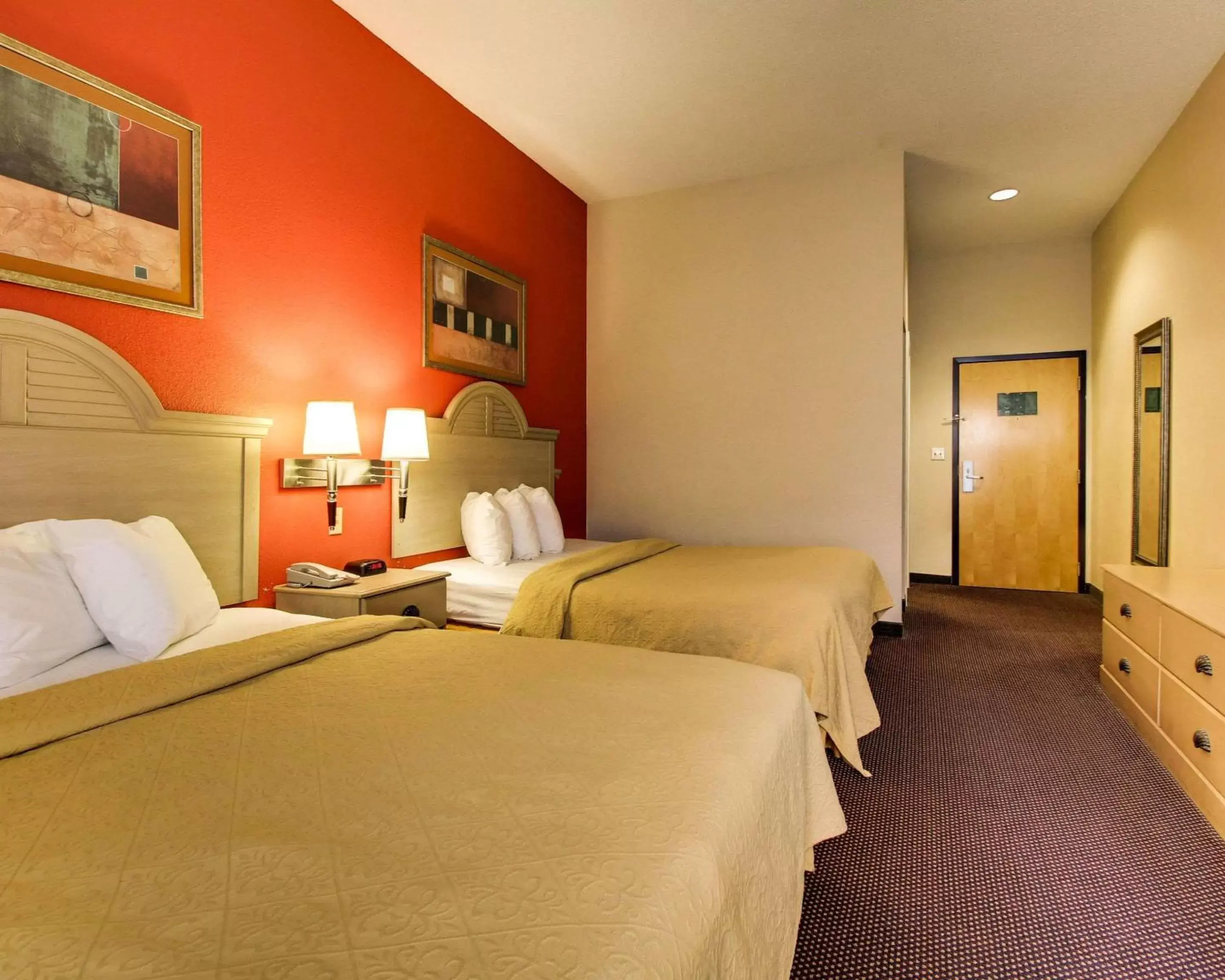 Photo of the whole room, Bed in Quality Inn & Suites Hattiesburg
