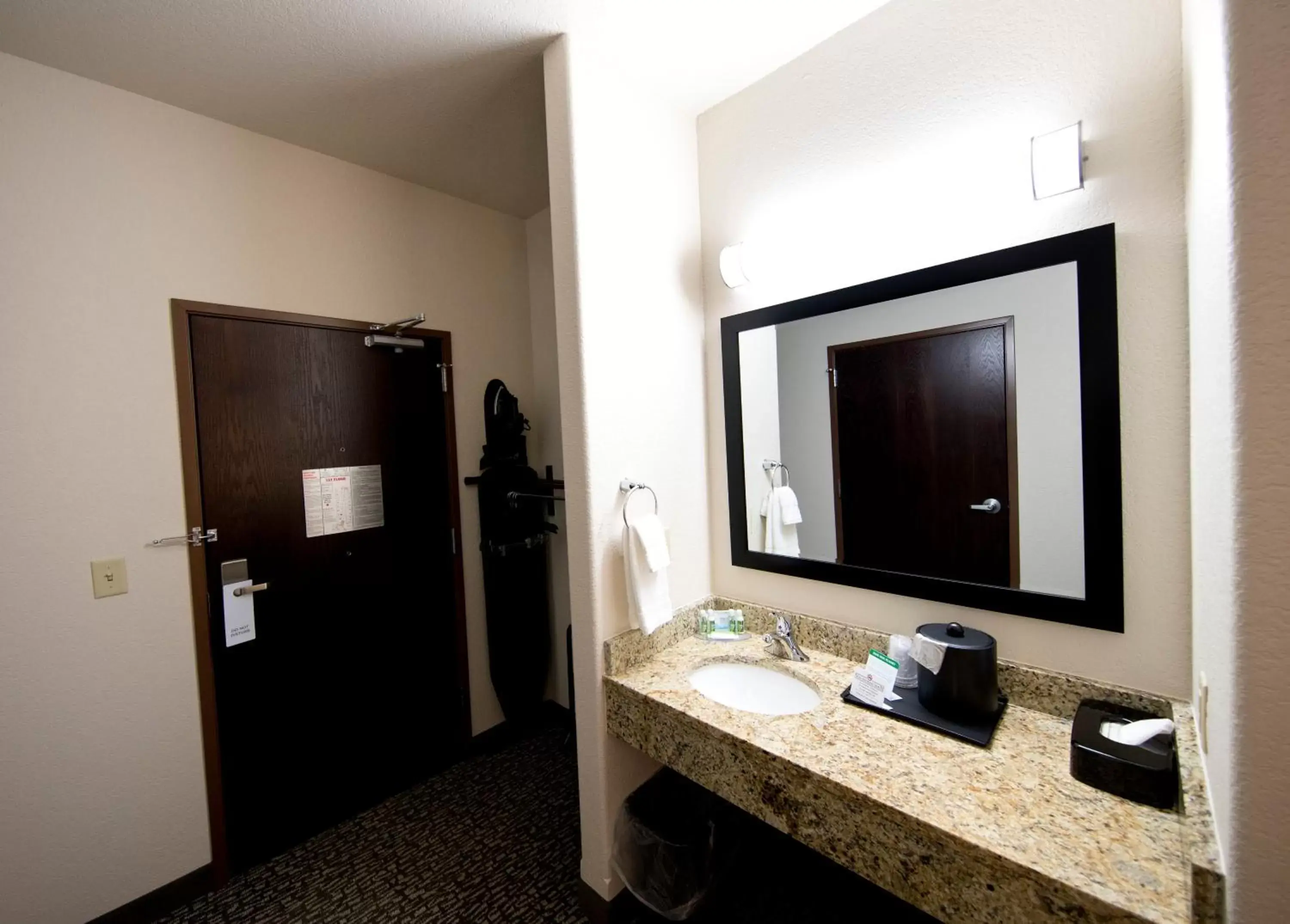 Bathroom in Cobblestone Inn & Suites – Manchester