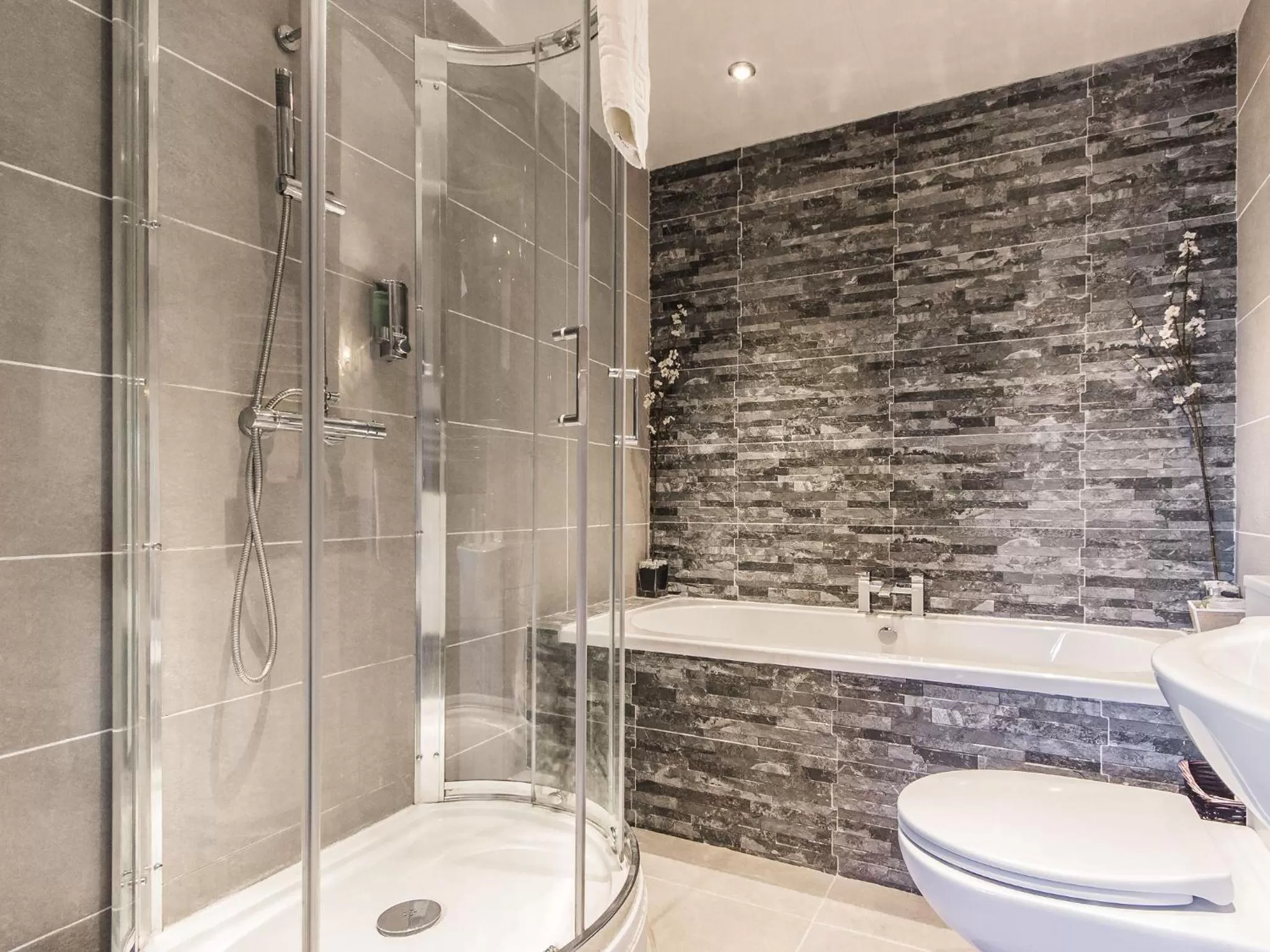 Shower in White Lion Hotel