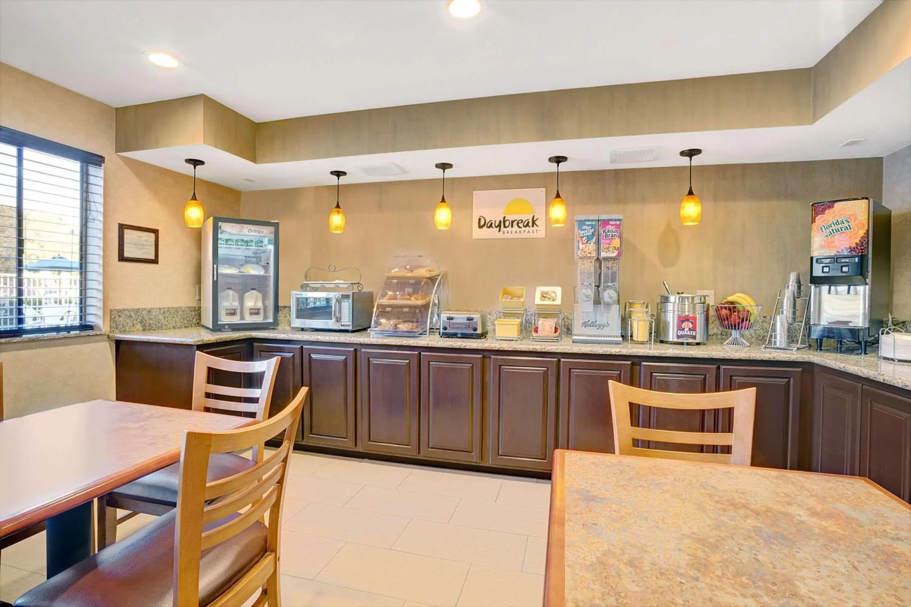 Restaurant/Places to Eat in Days Inn by Wyndham Woodland