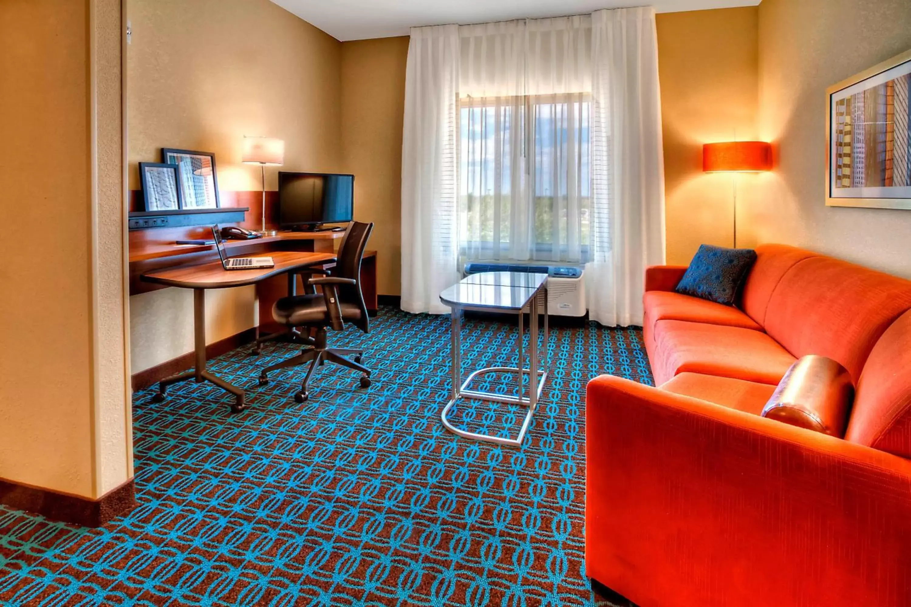 Living room, TV/Entertainment Center in Fairfield Inn and Suites Oklahoma City Yukon