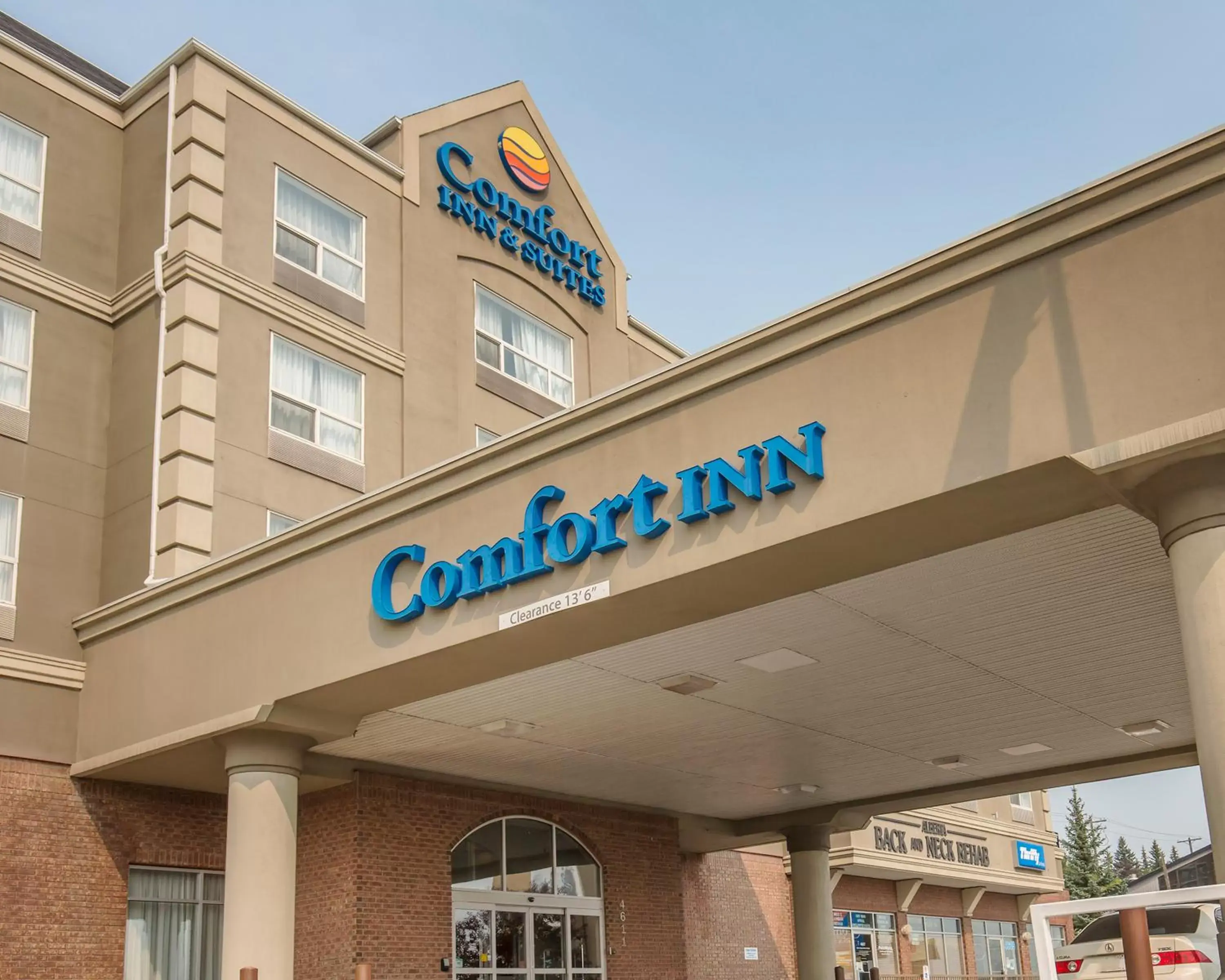 Property Building in Comfort Inn & Suites South