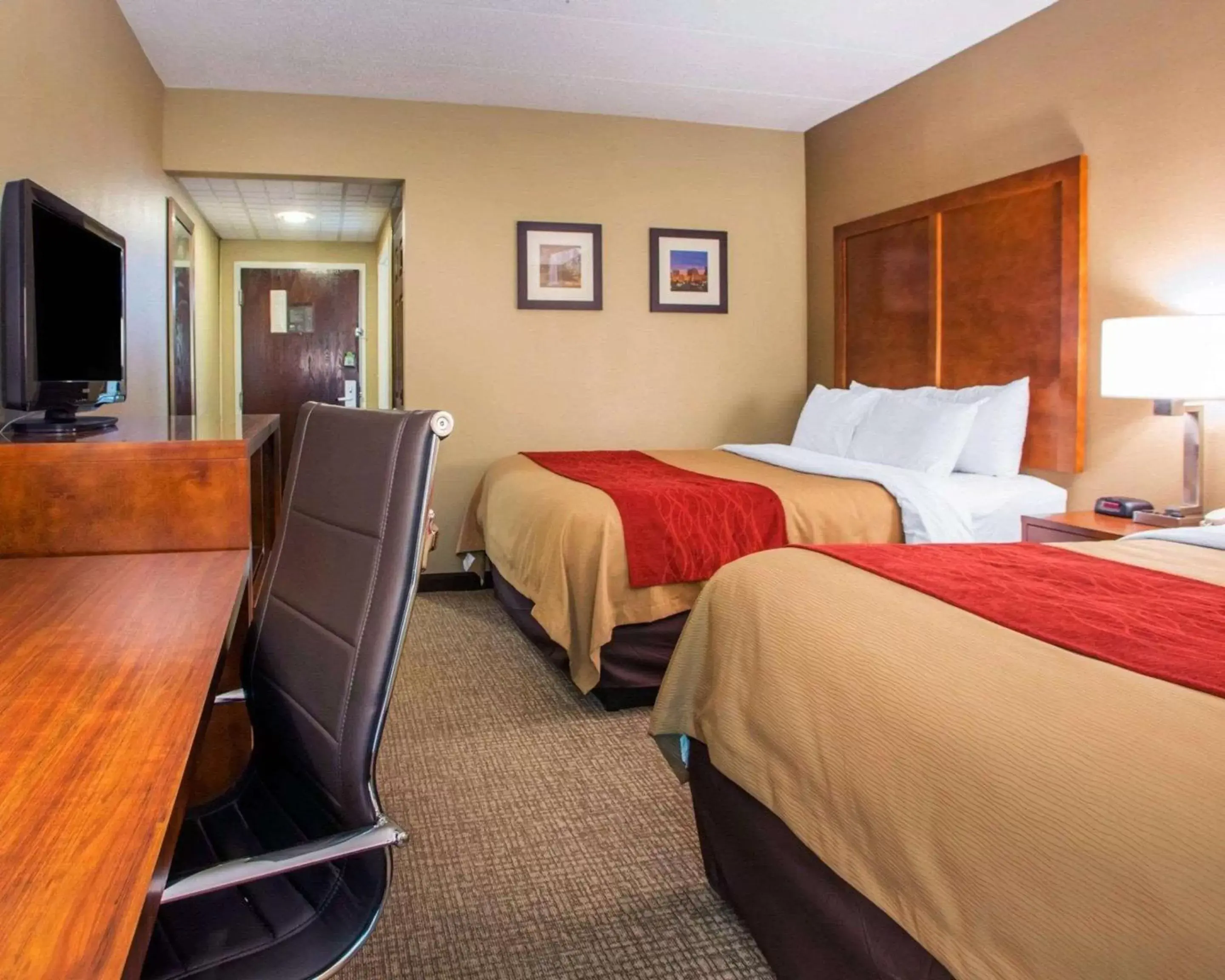 Photo of the whole room, Bed in Comfort Inn Dayton - Huber Heights