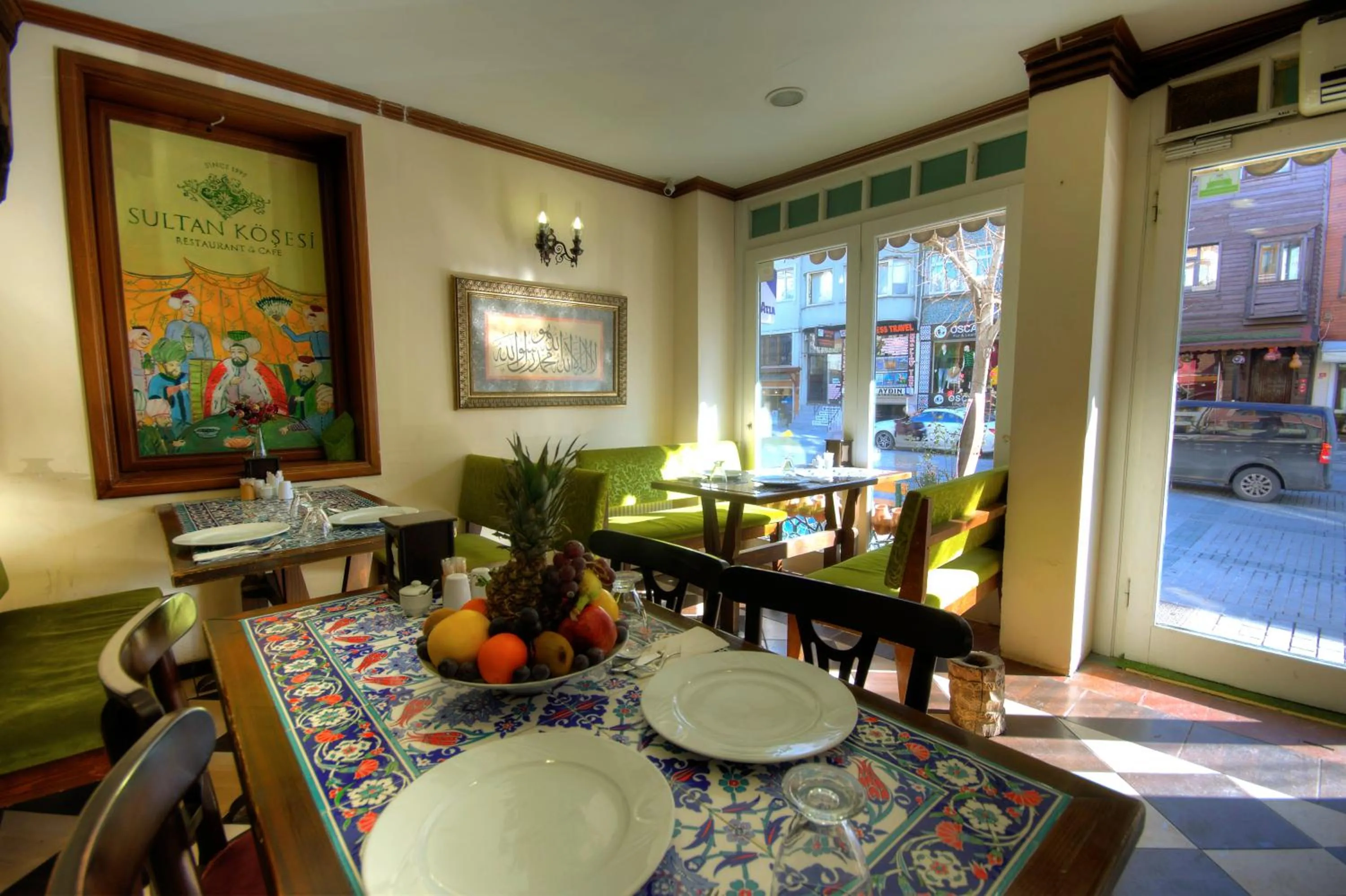 Restaurant/places to eat in Sultan Corner Hotel