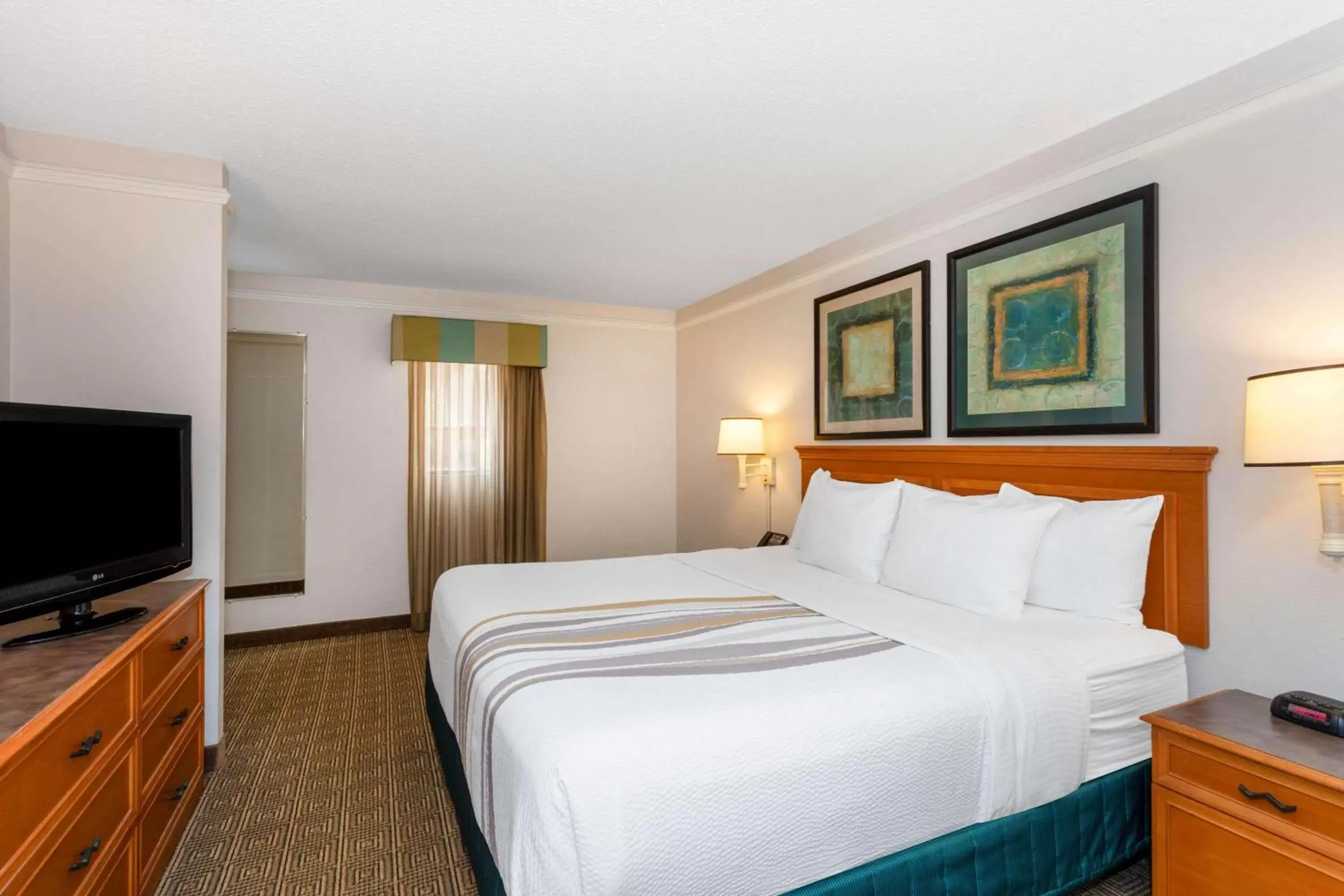 Photo of the whole room, Bed in La Quinta Inn by Wyndham Tallahassee North