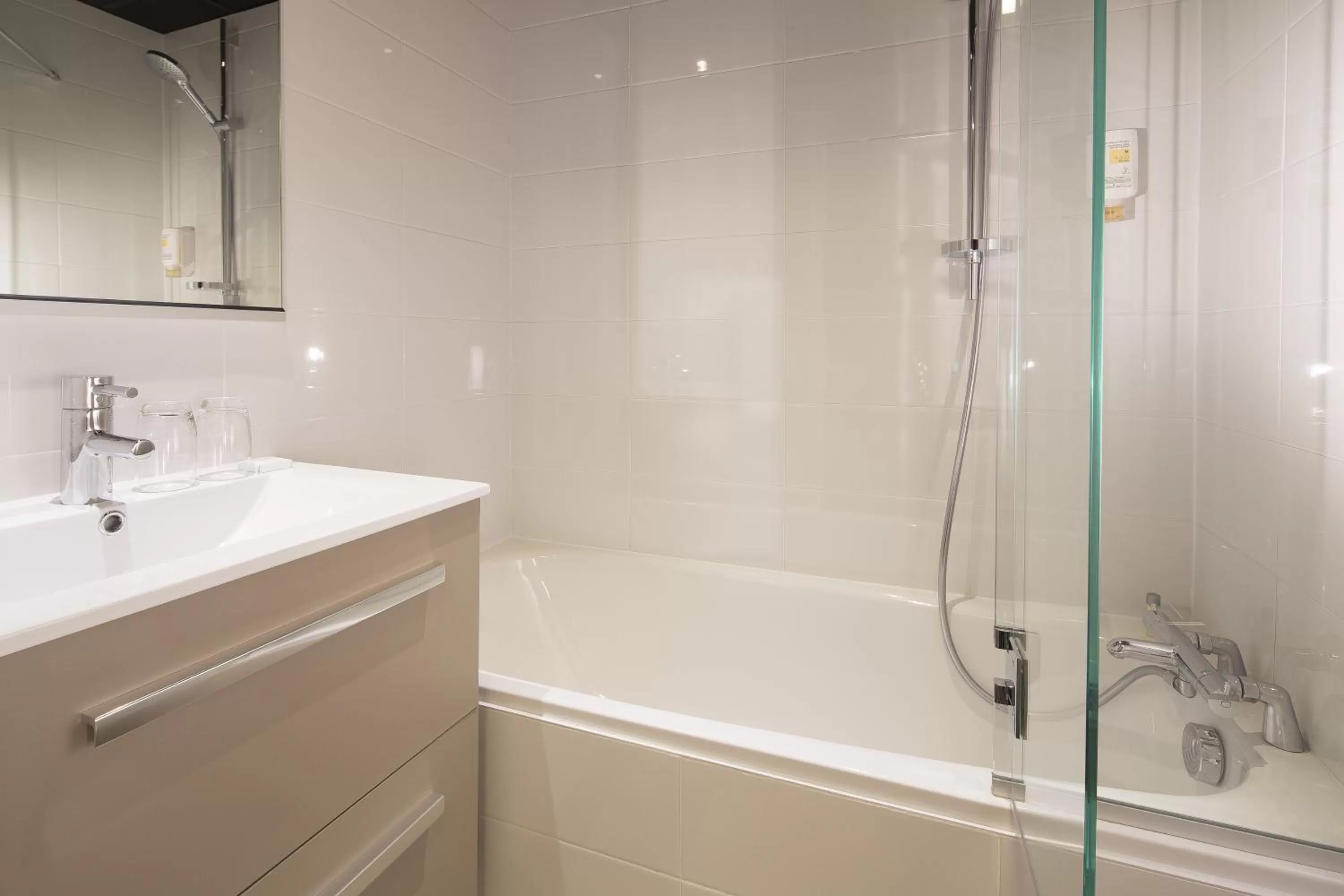 Bathroom in Hotel Le Bugatti