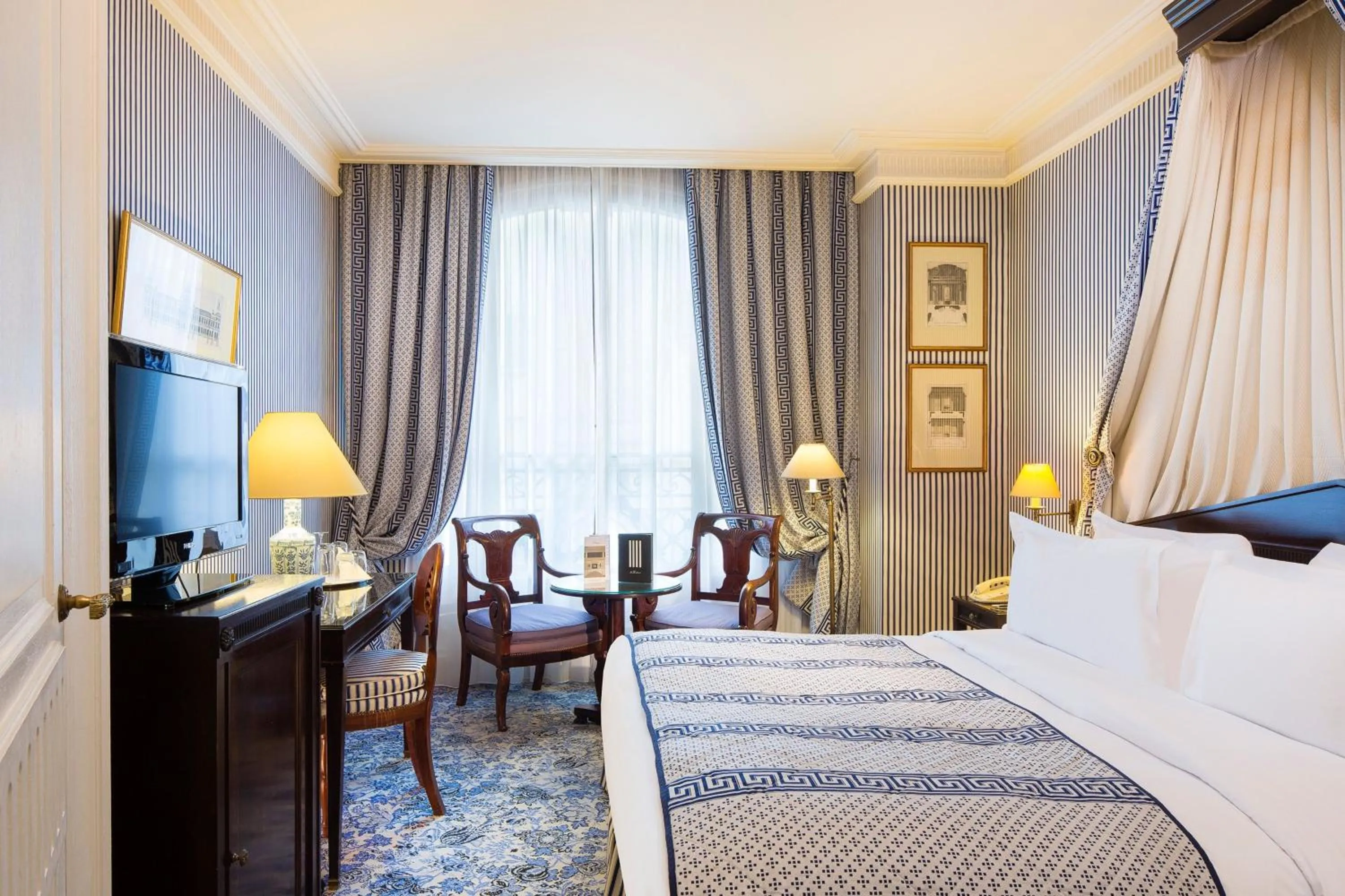 Photo of the whole room, Bed in Le Dokhan's Paris Arc de Triomphe, a Tribute Portfolio Hotel