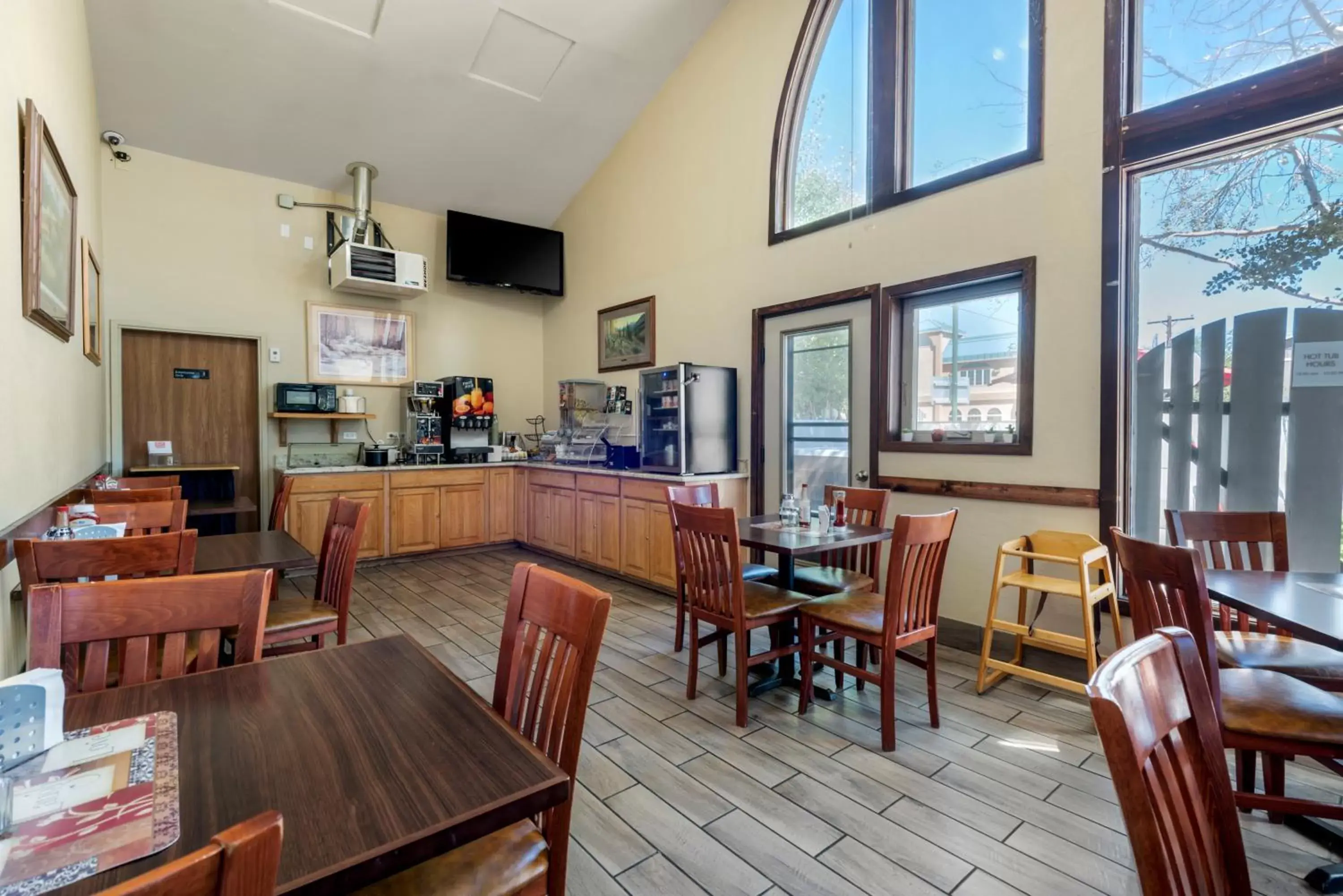 Restaurant/Places to Eat in Econo Lodge Gunnison