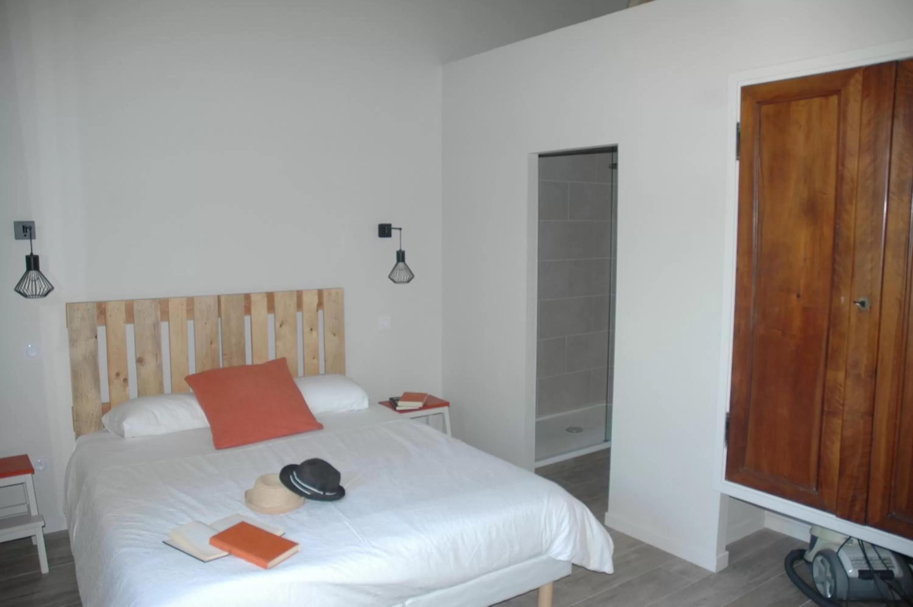 Photo of the whole room, Bed in Domaine de Sévanes