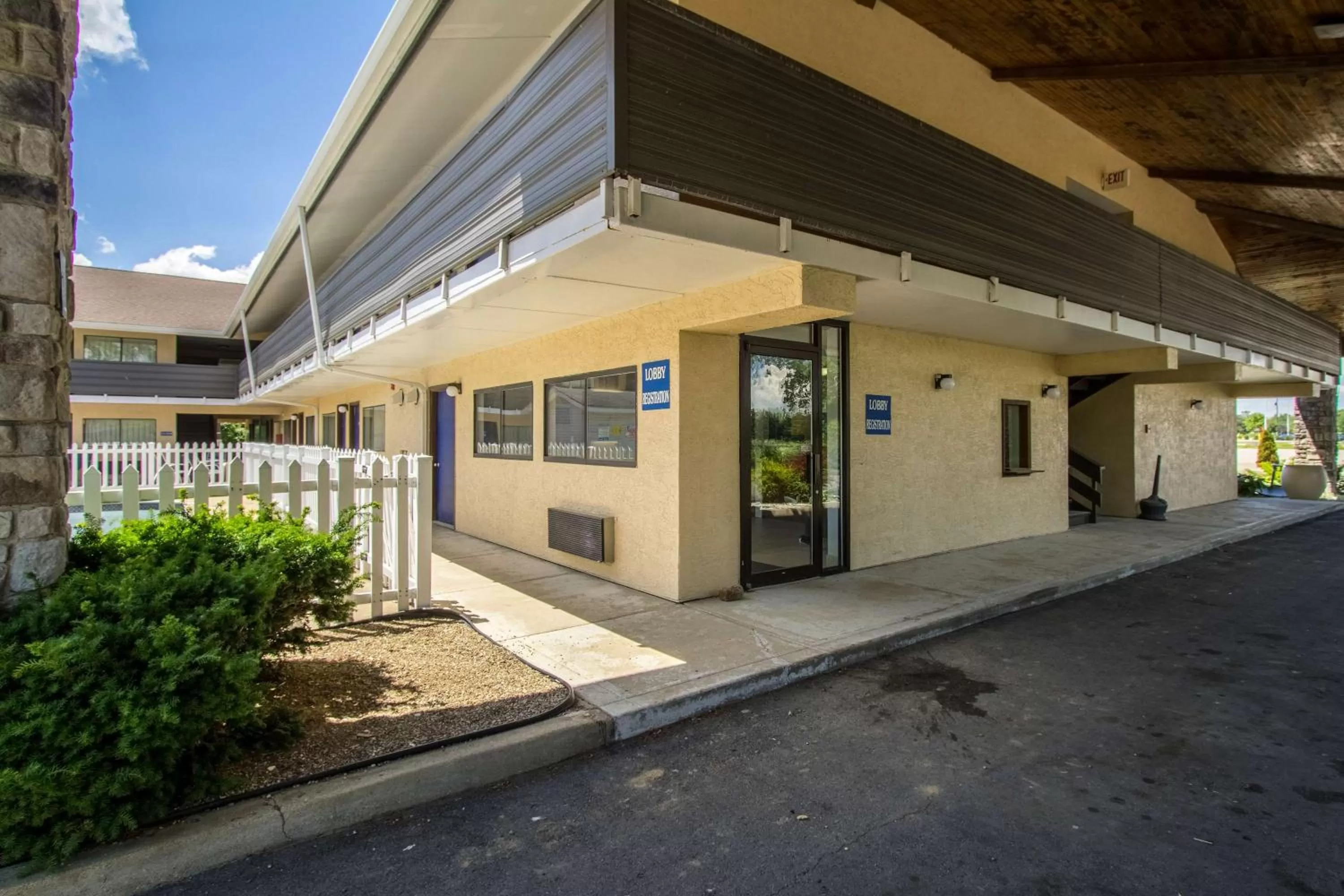 Property building in Motel 6-Ashland, OH