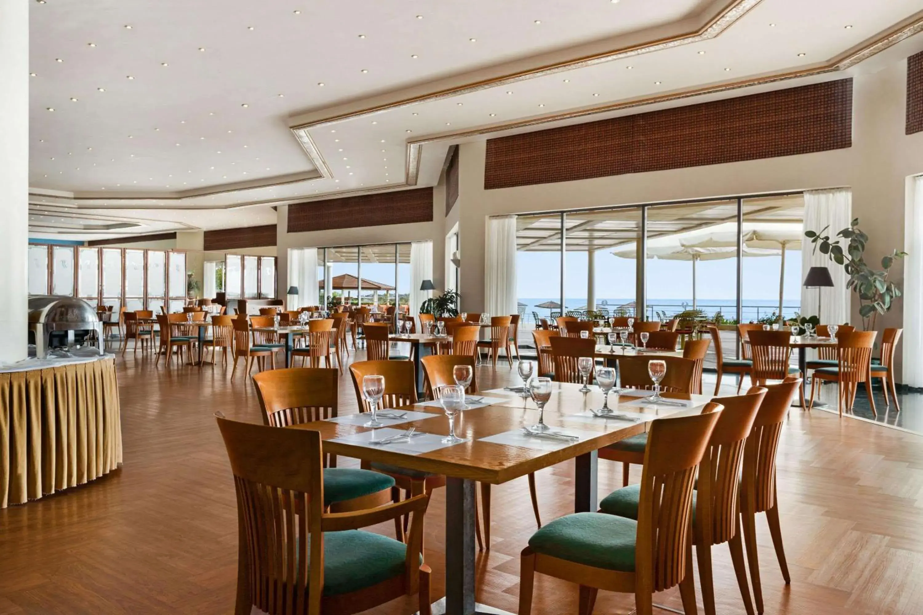 Restaurant/Places to Eat in Ramada Plaza Thraki