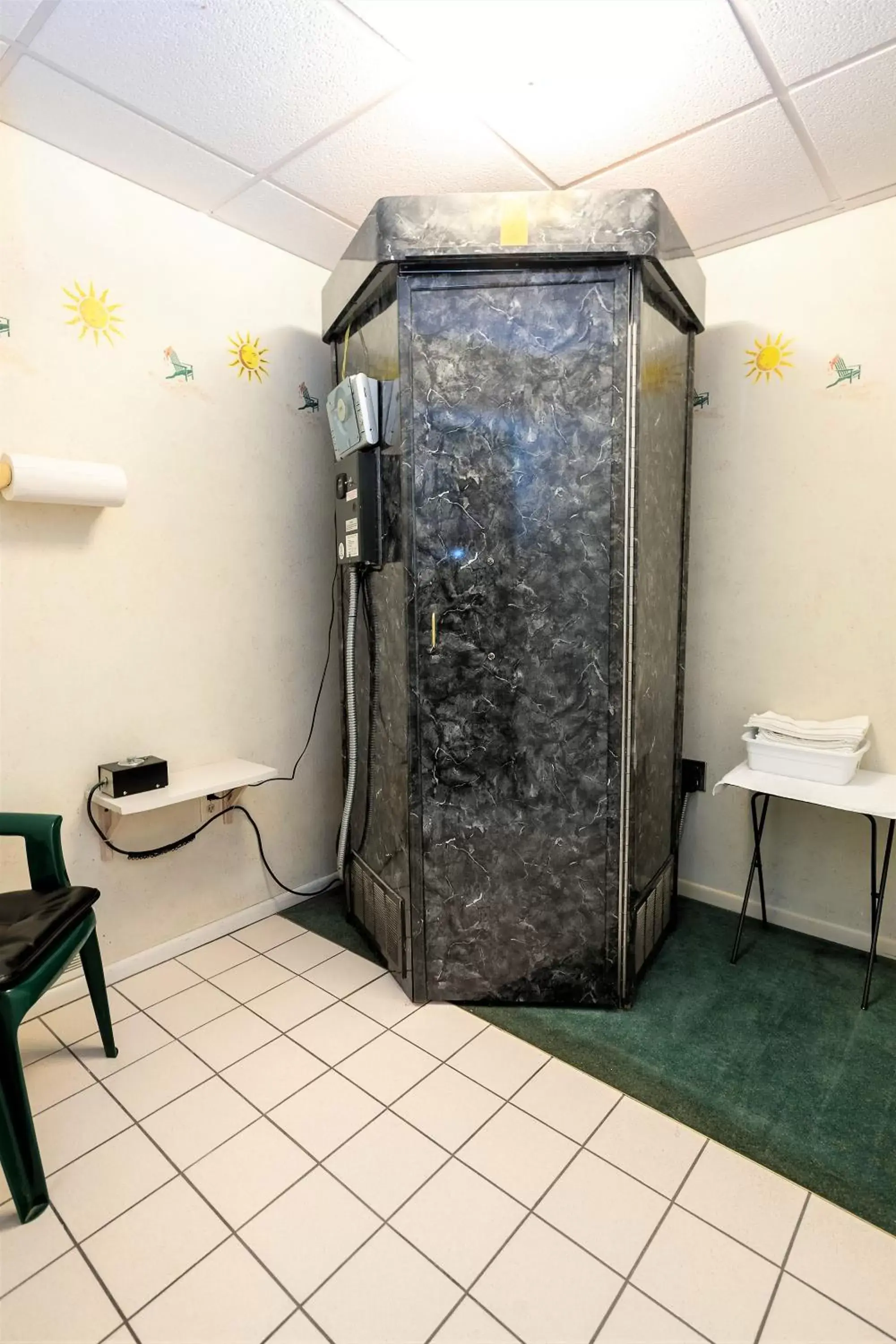 Solarium, Bathroom in Mountain Host Motor Inn