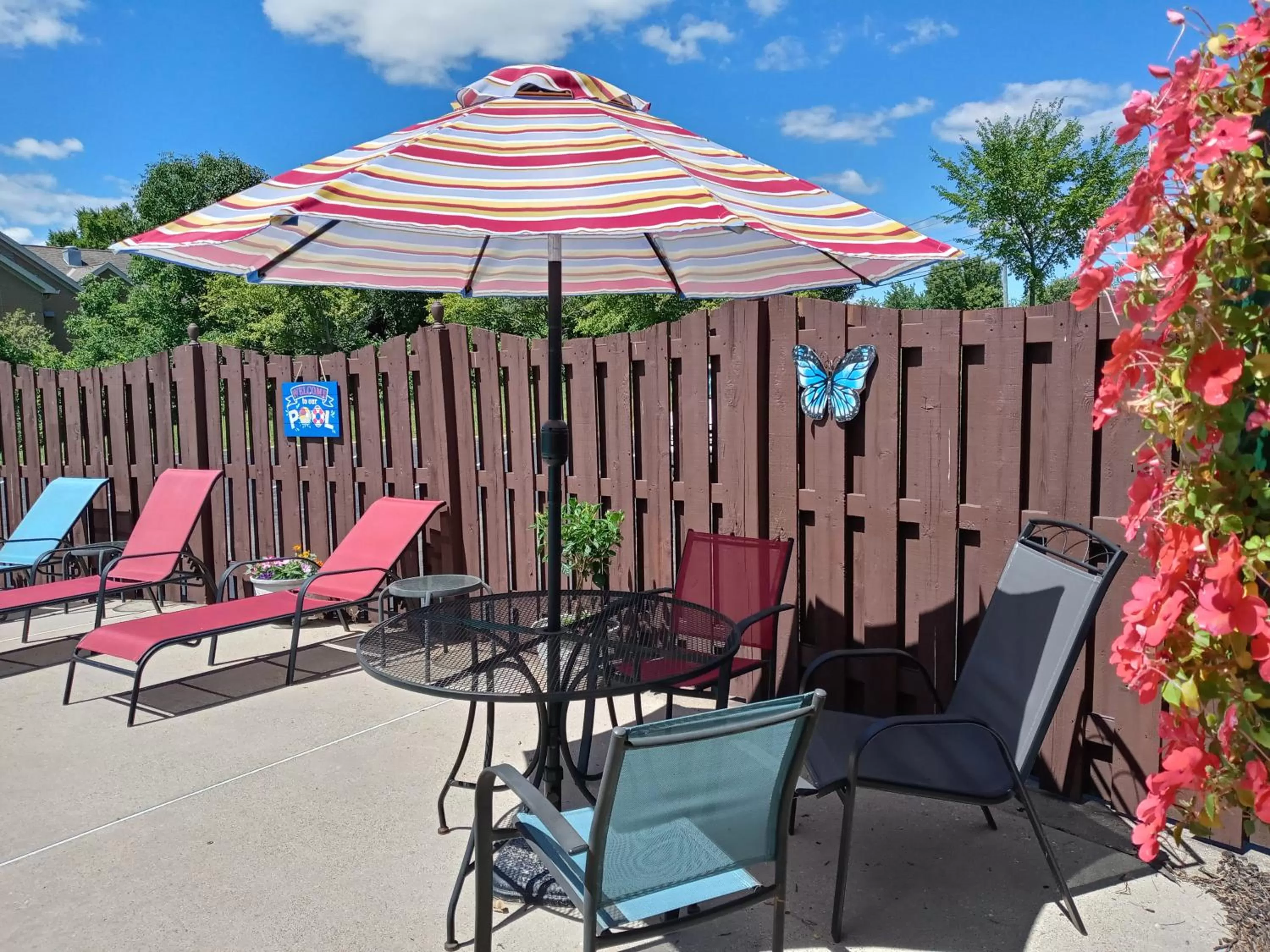 Swimming pool in Ashley Quarters Hotel Airport-Cincinnati