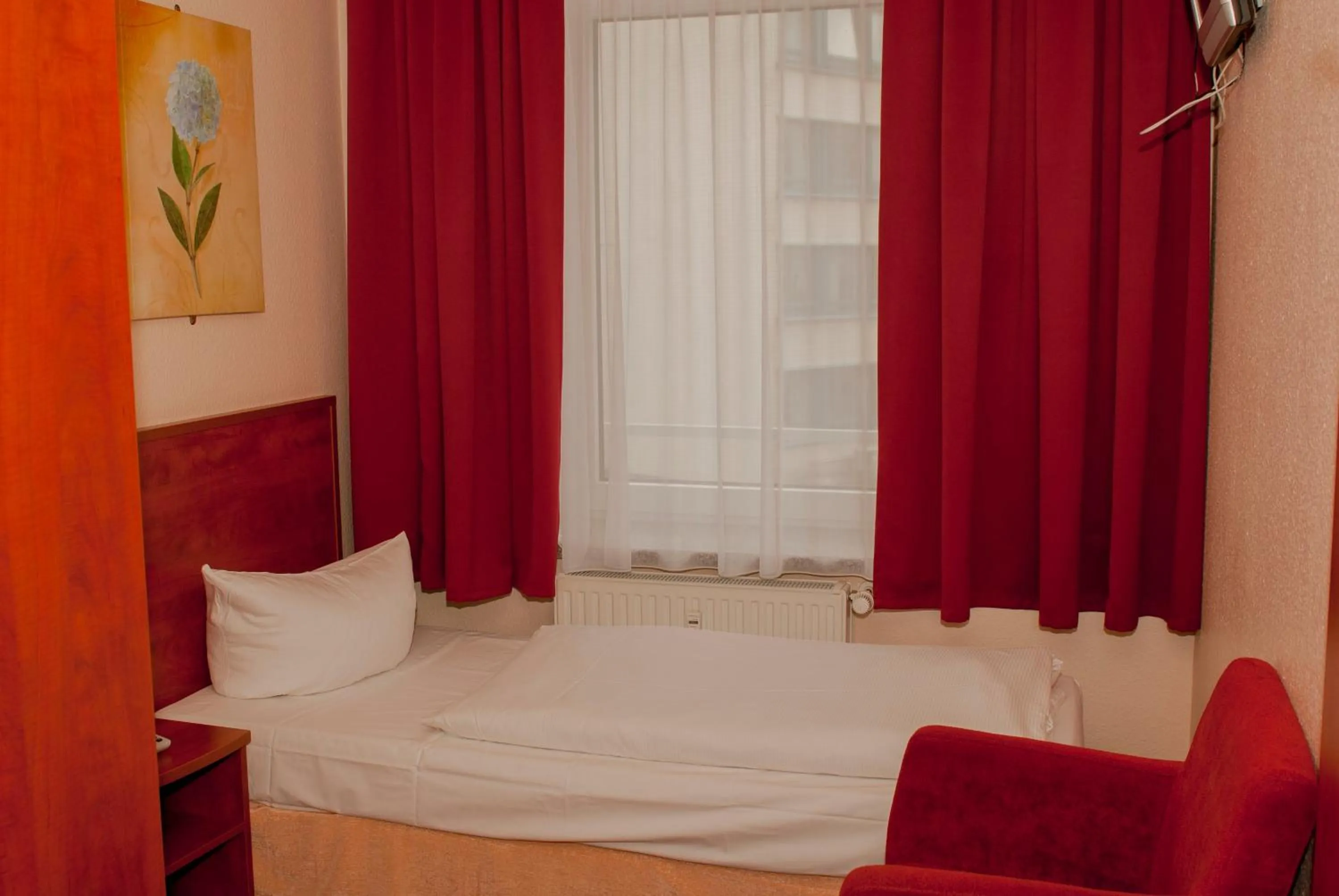 Photo of the whole room, Bed in Hotel Residence am Hauptbahnhof