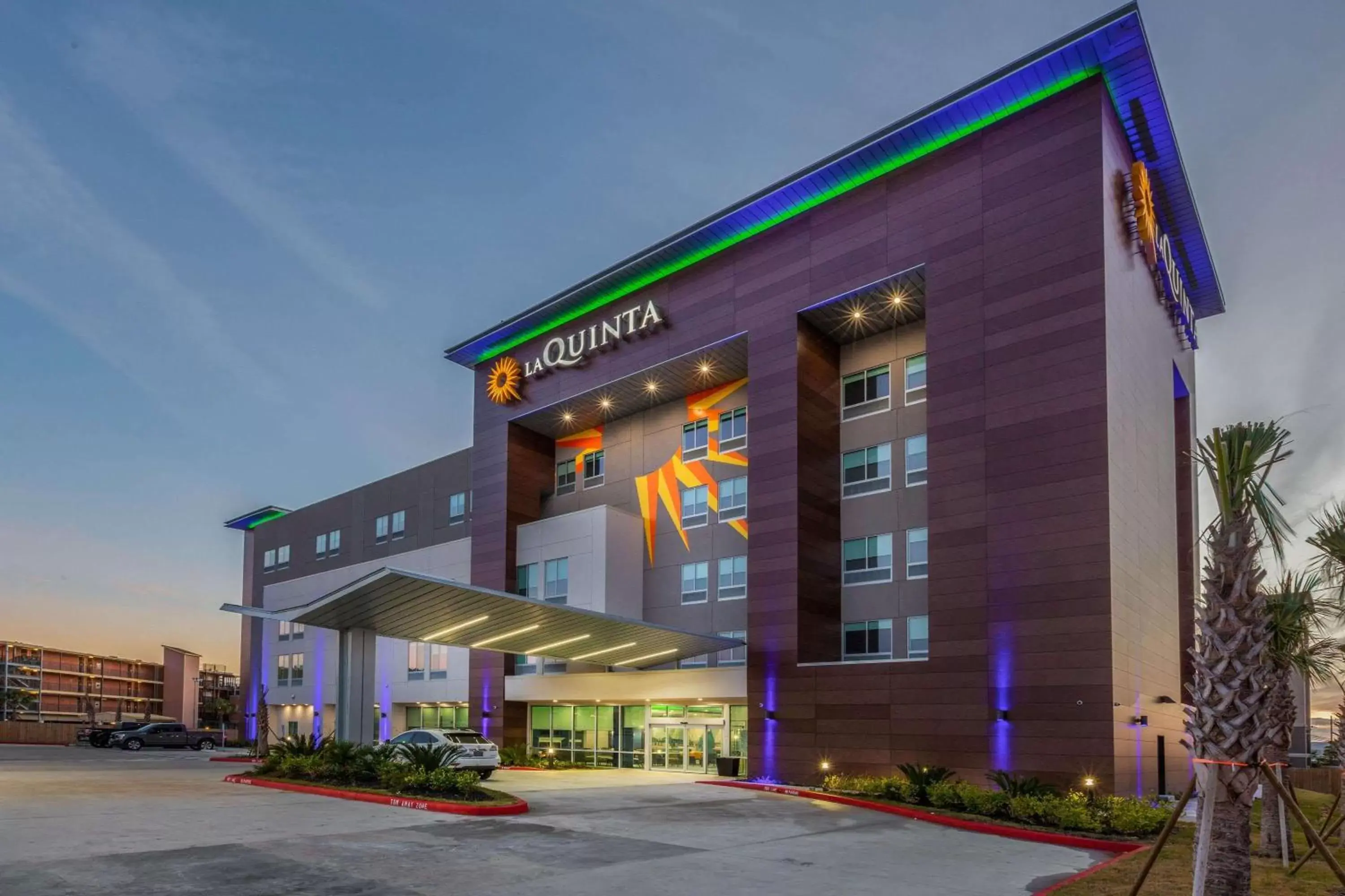 Property Building in La Quinta Inn & Suites by Wyndham Galveston West Seawall