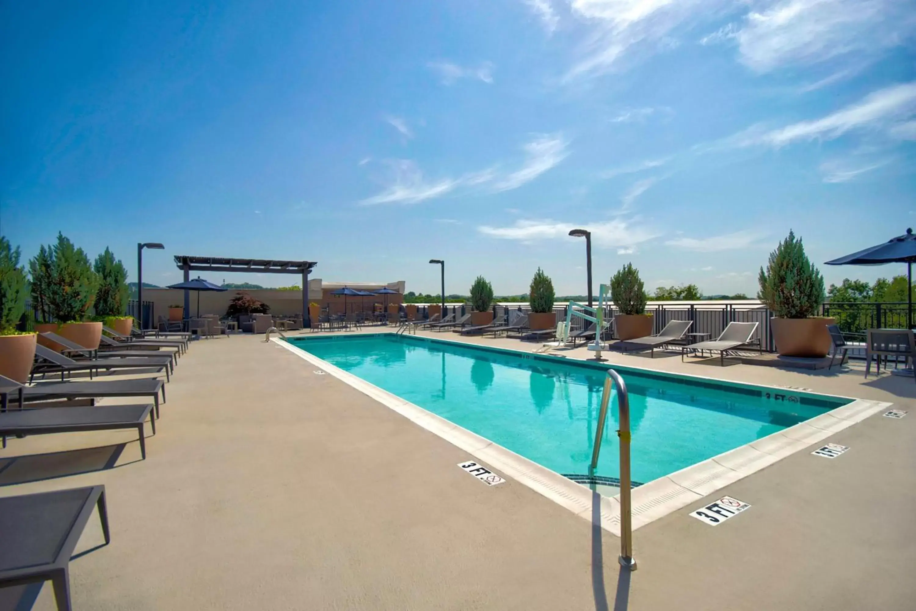 Swimming Pool in Courtyard by Marriott Nashville Green Hills