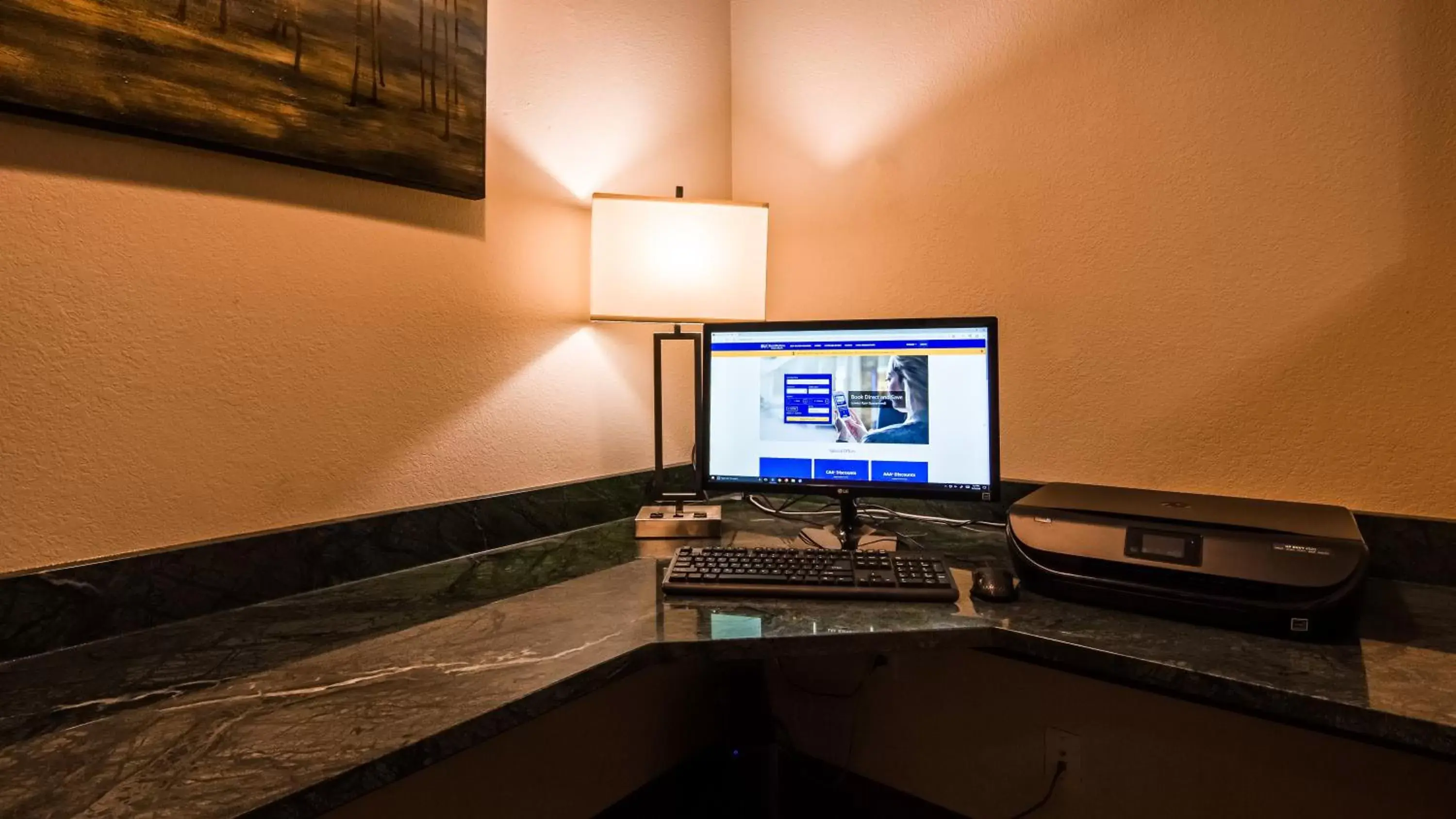 Business facilities, TV/Entertainment Center in Best Western Cottage Grove Inn