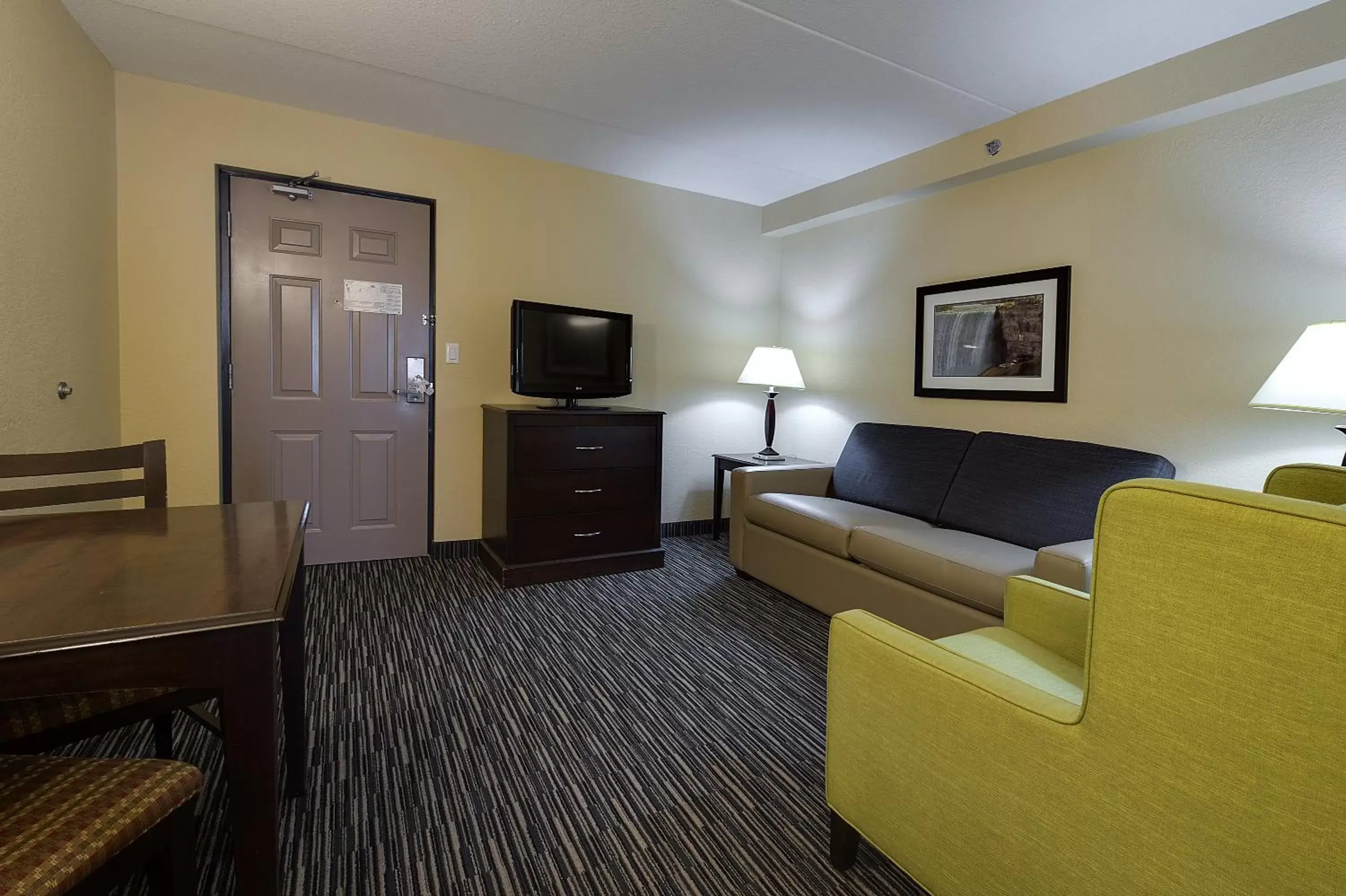 Bed, Seating Area in Country Inn & Suites by Radisson, Niagara Falls, ON
