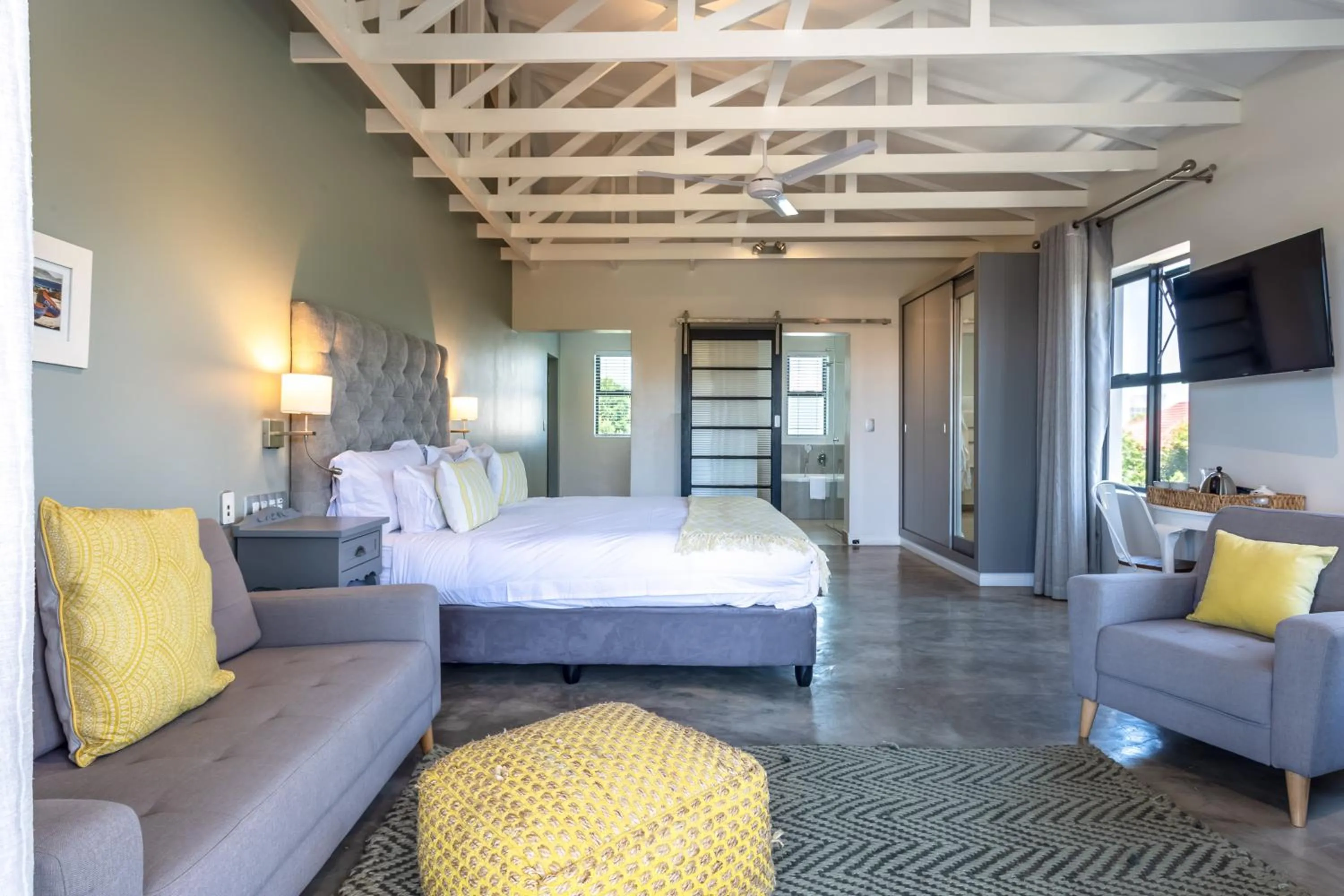 Photo of the whole room, Bed in Whale Rock Luxury Lodge