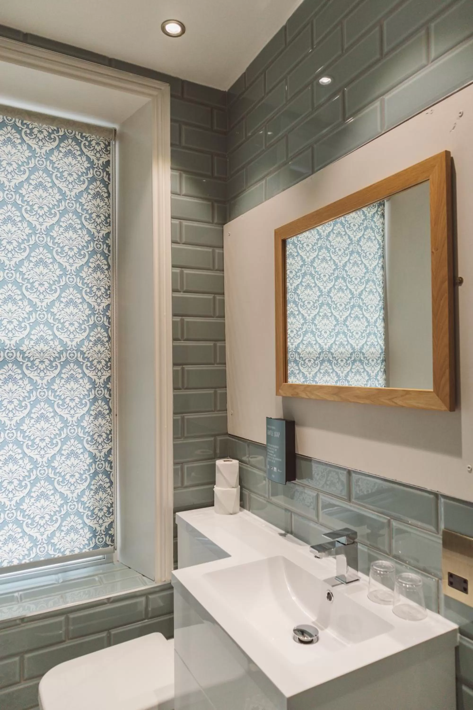 Toilet, Bathroom in The Royal Kings Arms