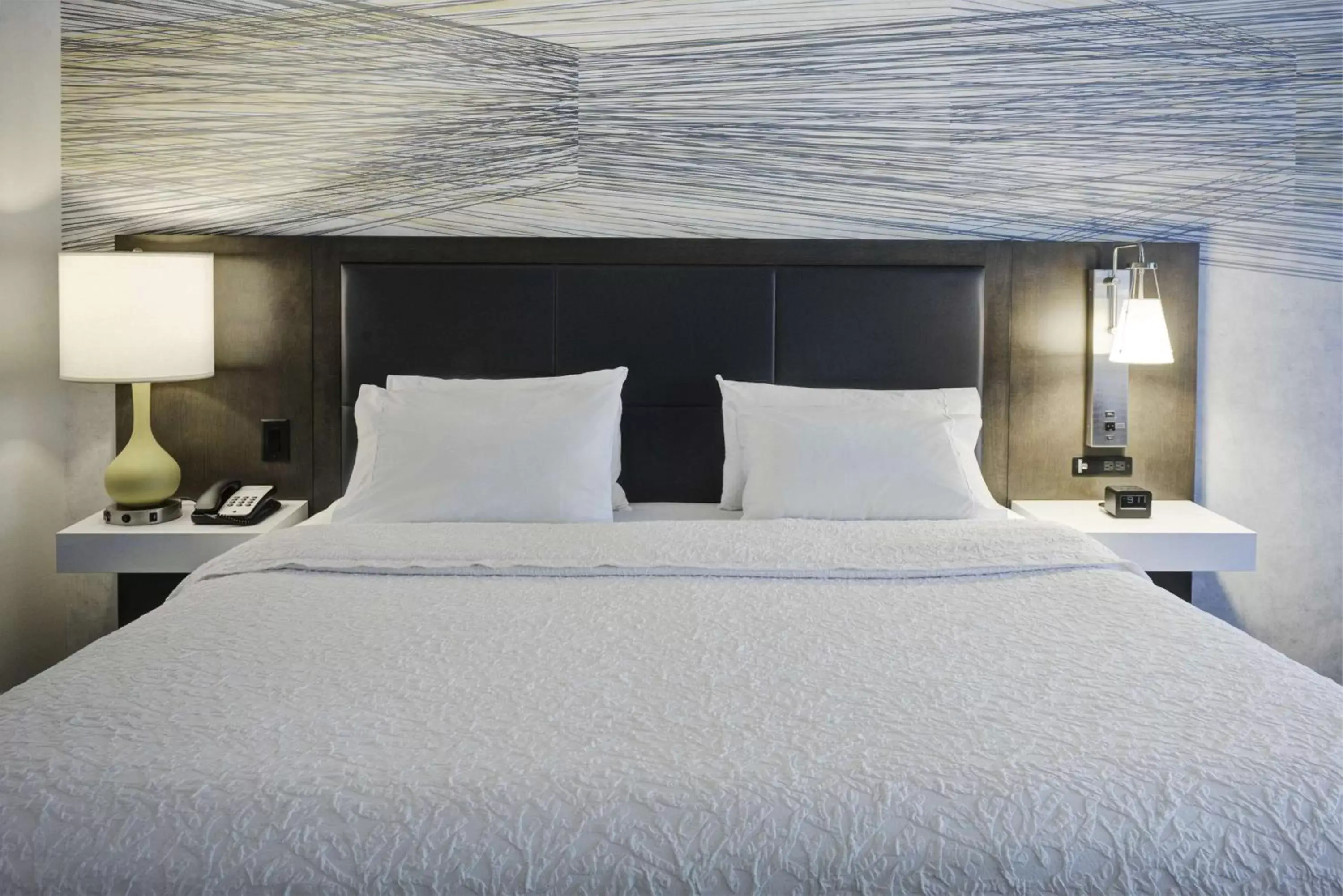 Bed in Hampton Inn & Suites By Hilton Quebec City /Saint-Romuald