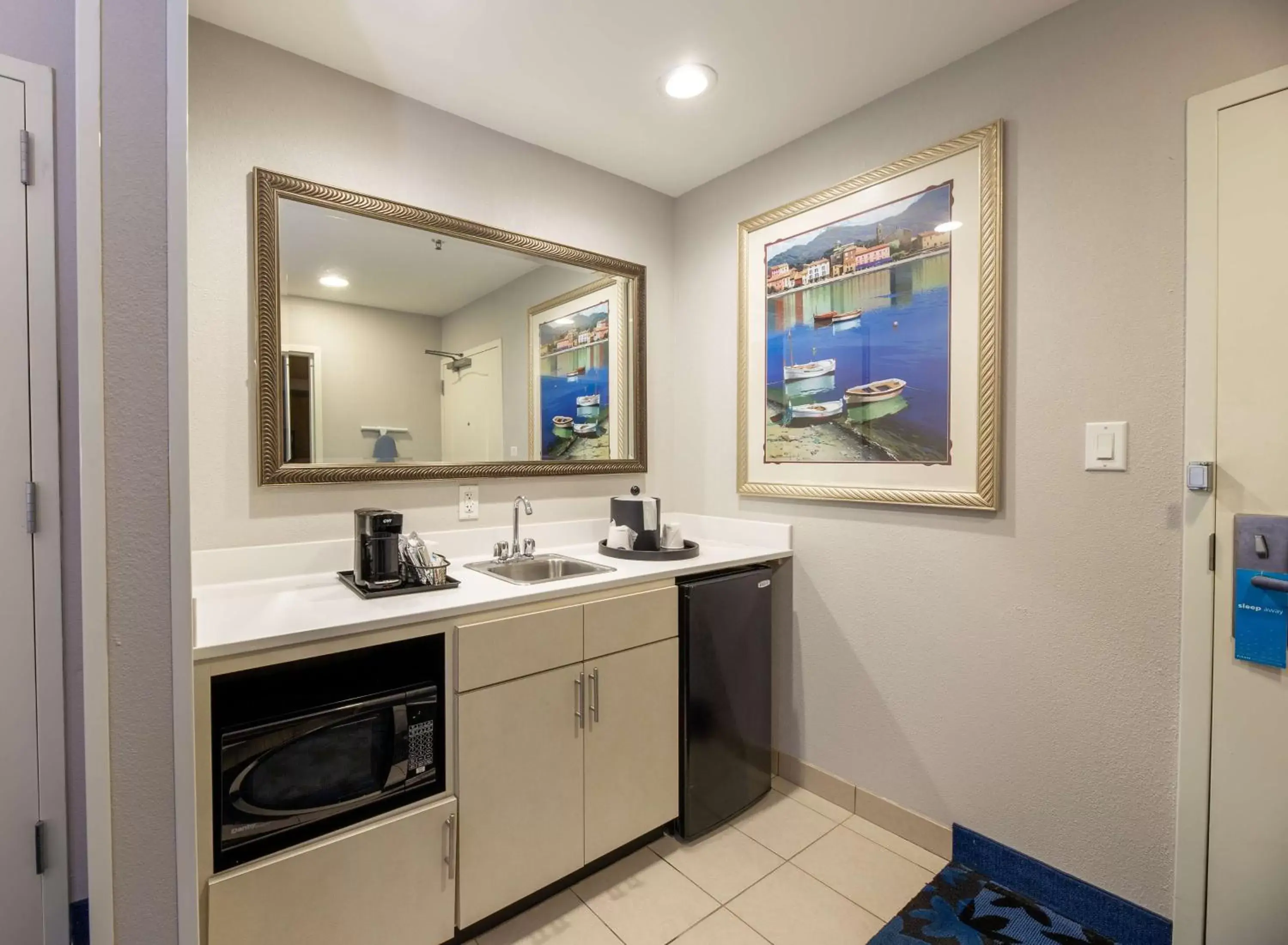 Photo of the whole room, Bathroom in Hampton Inn & Suites Jacksonville Deerwood Park