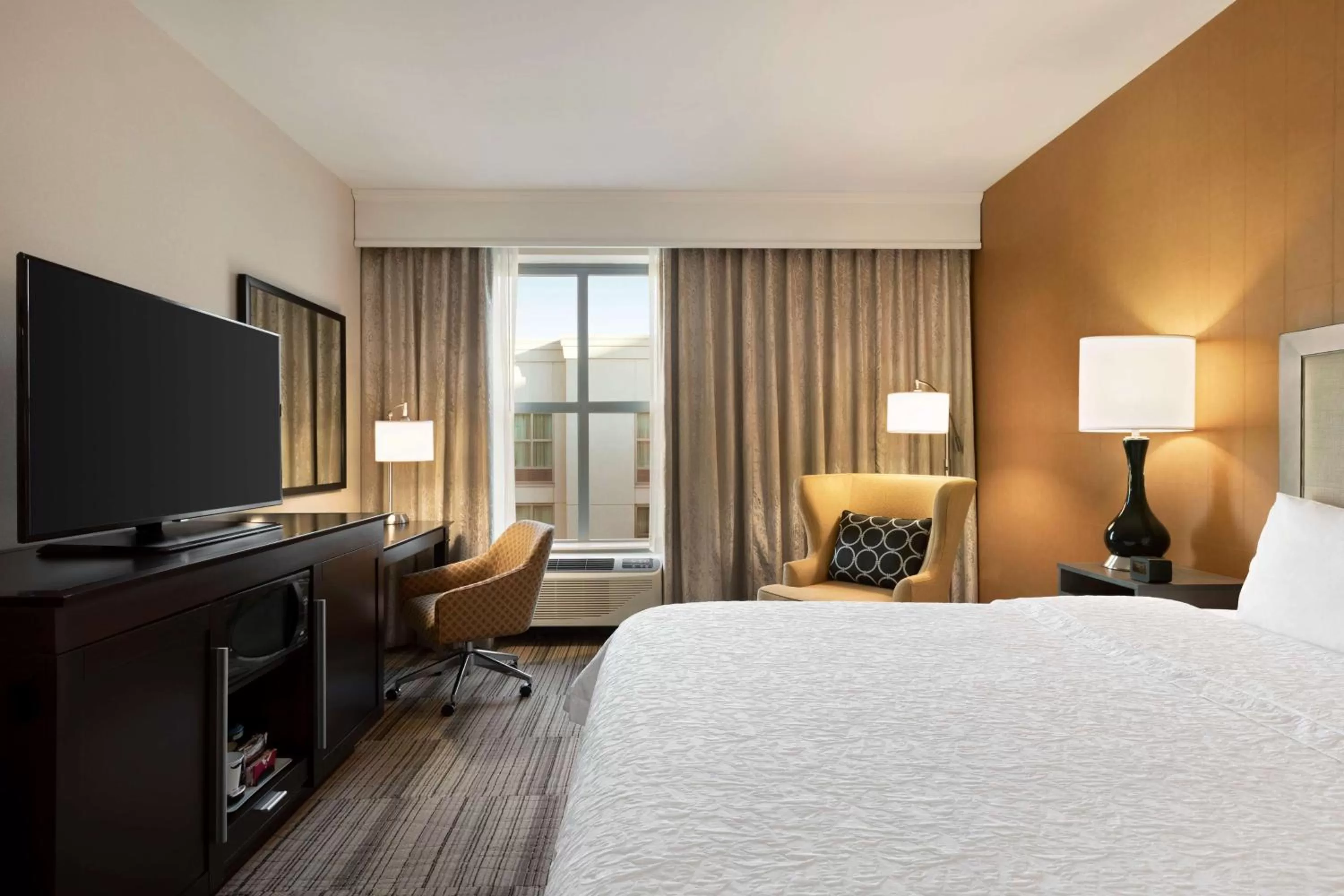 Bedroom, Bed in Hampton Inn & Suites - Roanoke-Downtown, VA