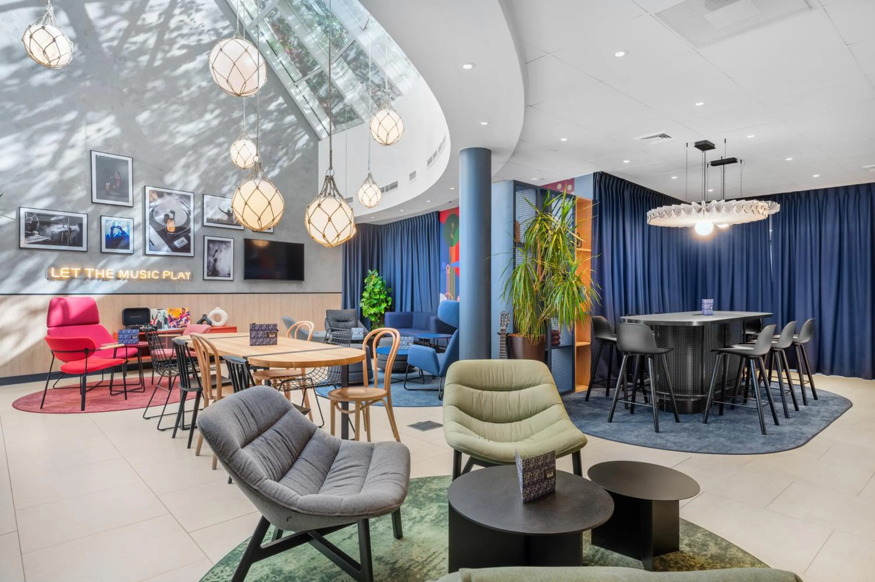 Communal lounge/ TV room in Ibis Budapest Centrum