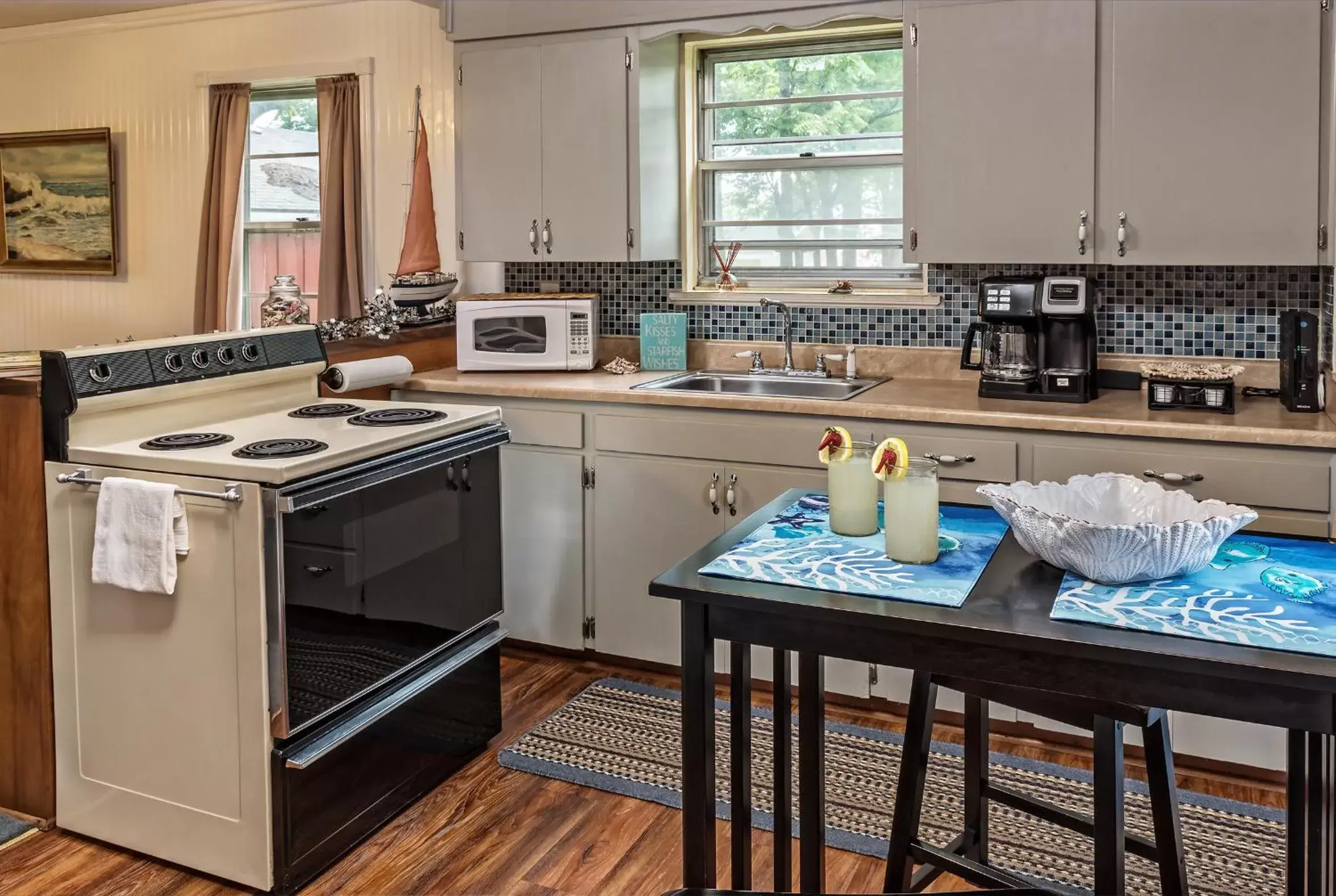 Seating area, Kitchen/Kitchenette in Silver Heart Inn & Cottages