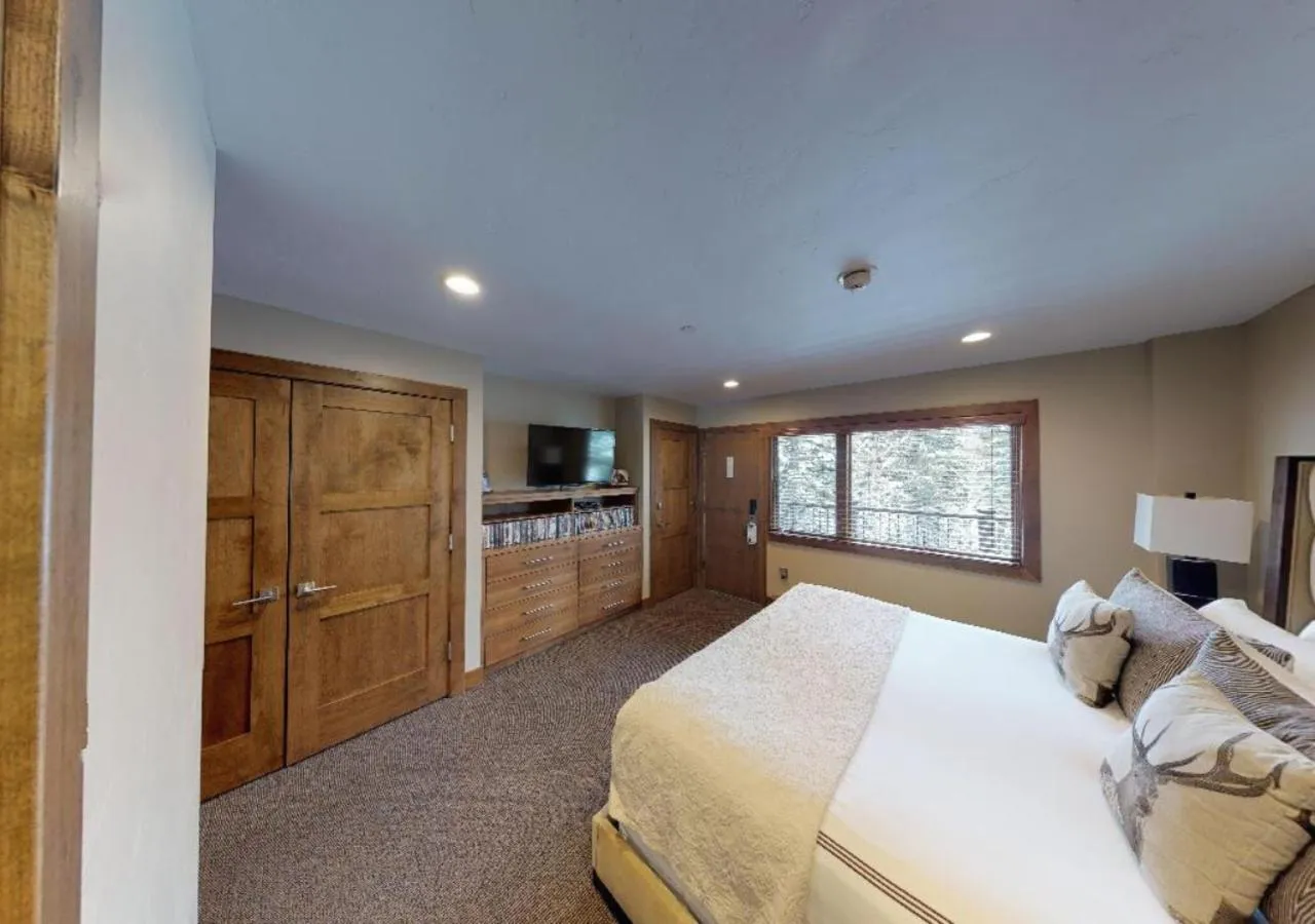 Photo of the whole room, Bed in Manor Vail Lodge