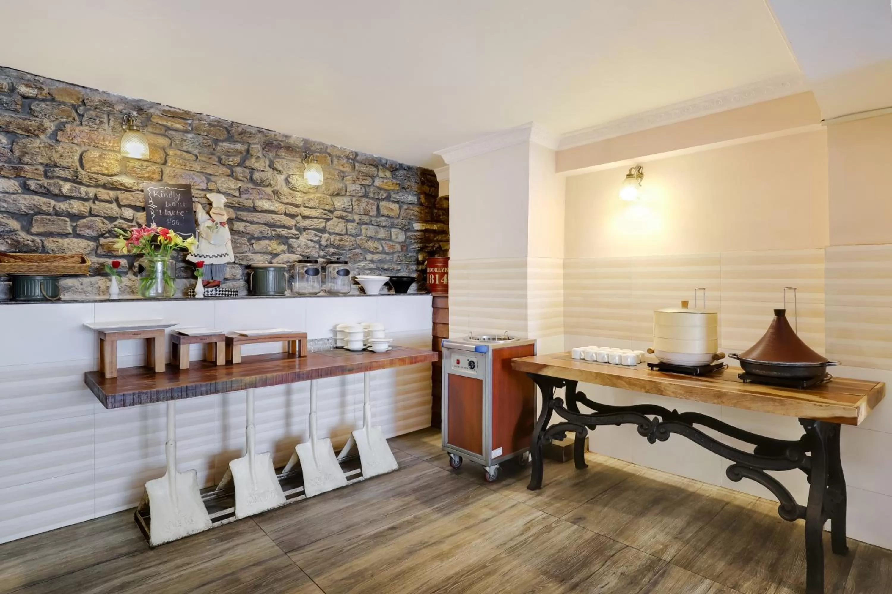 Restaurant/places to eat in Summit Hermon Hotel & Spa