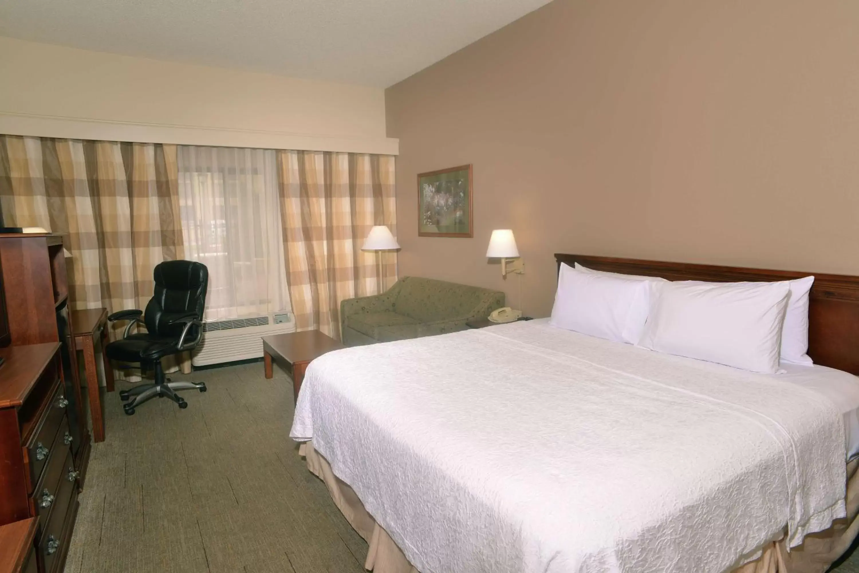 Bedroom, Bed in Hampton Inn & Suites Springfield