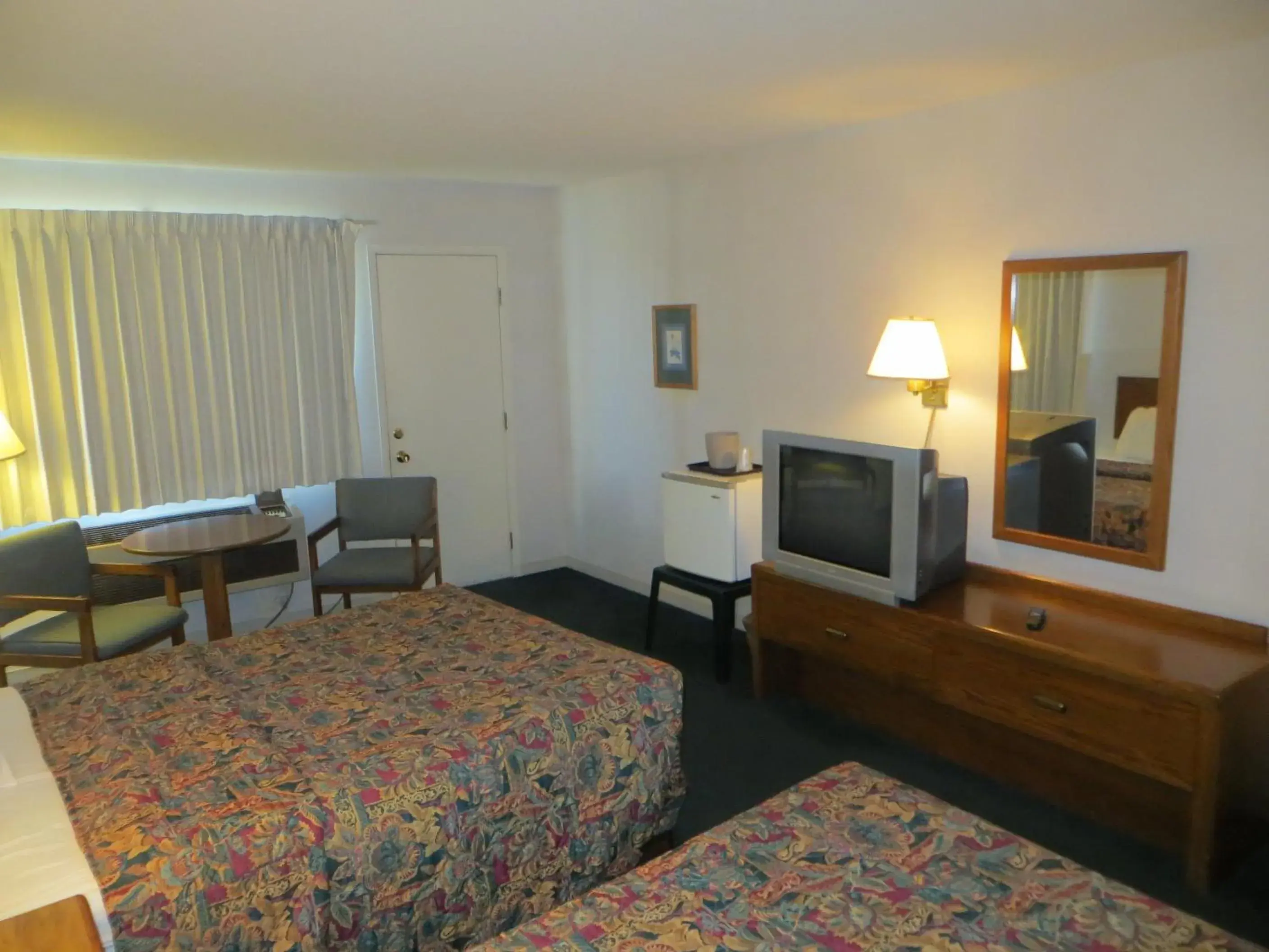 Bedroom, TV/Entertainment Center in Waterfront Inn Mackinaw City