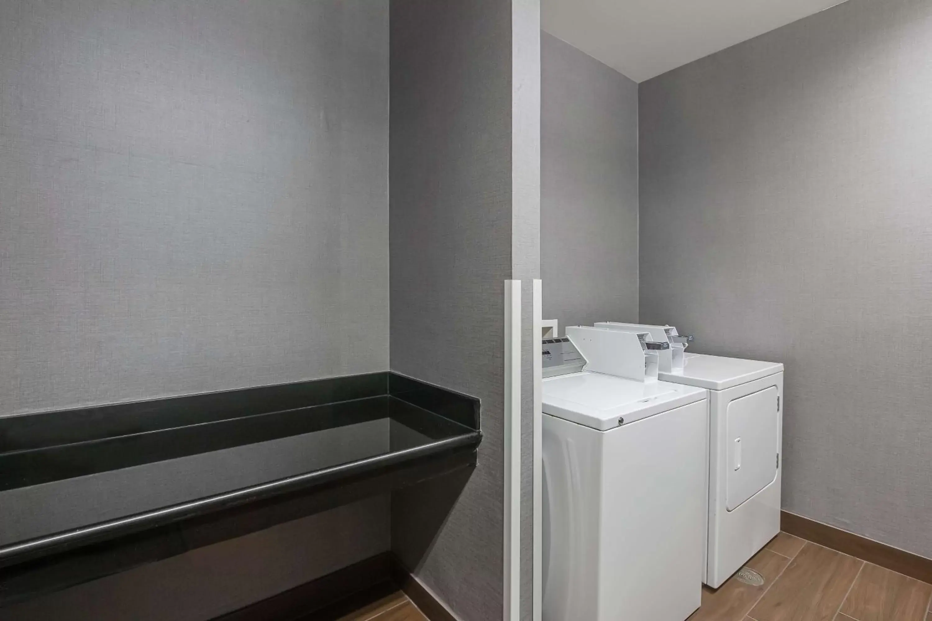 Property building, Bathroom in Hampton Inn Oak Grove Fort Campbell