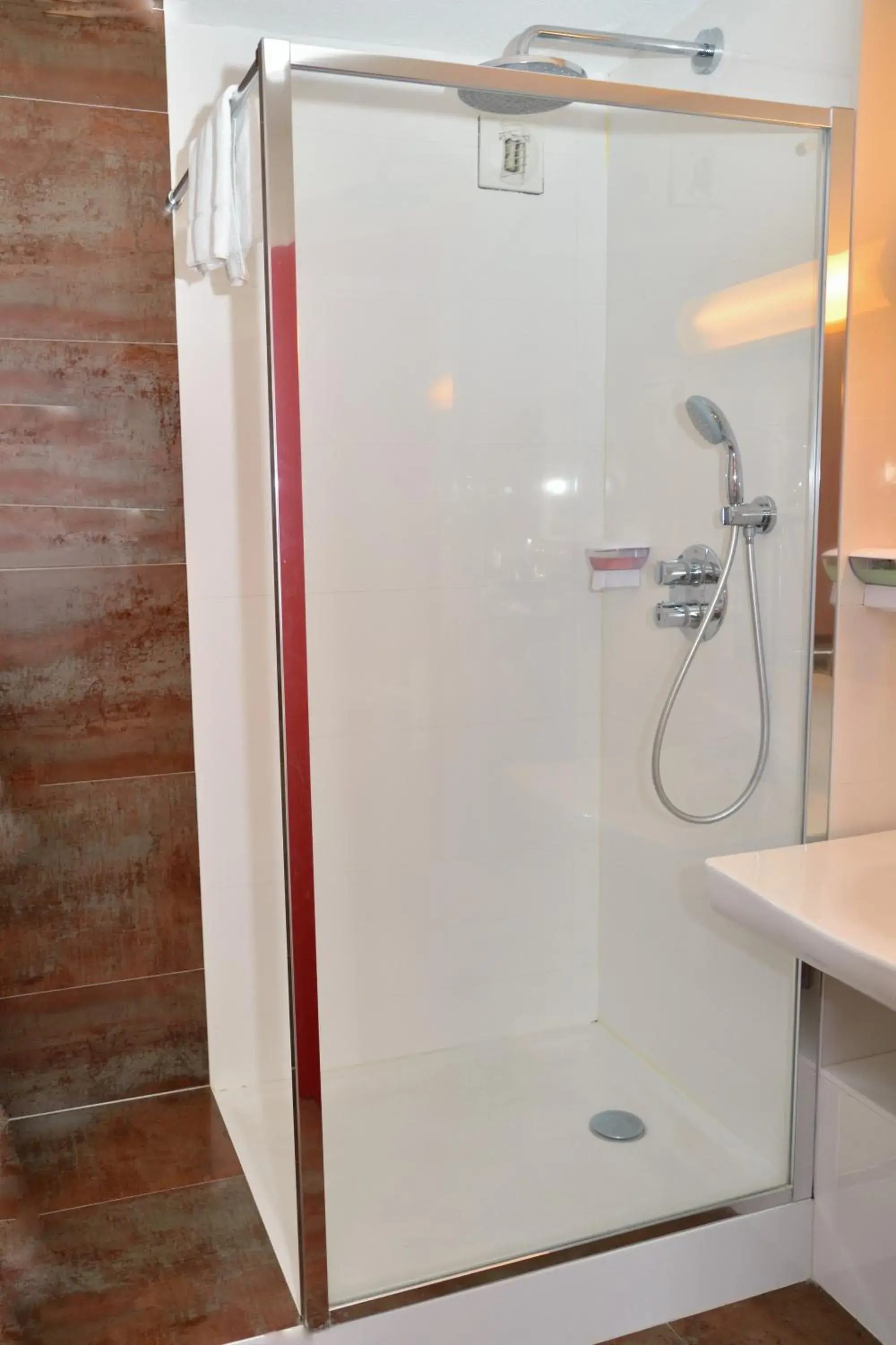 Shower, Bathroom in Hotel Argos