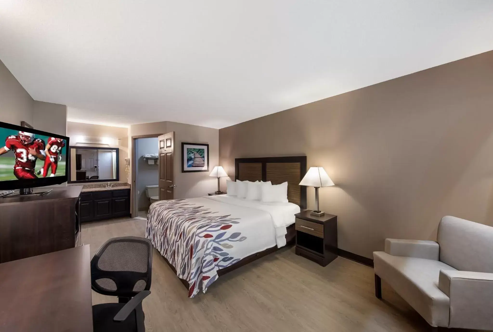 Photo of the whole room, Bed in Red Roof Inn Jasper Photo of the whole room, Bed in Red Roof Inn Jasper