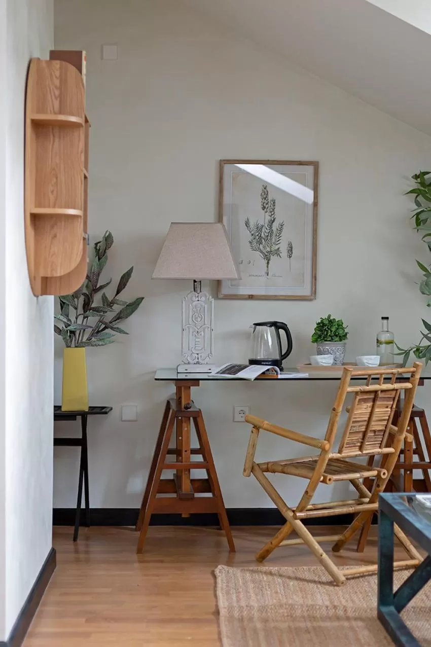 Seating area, Kitchen/Kitchenette in Hospedium Hotel La Farm