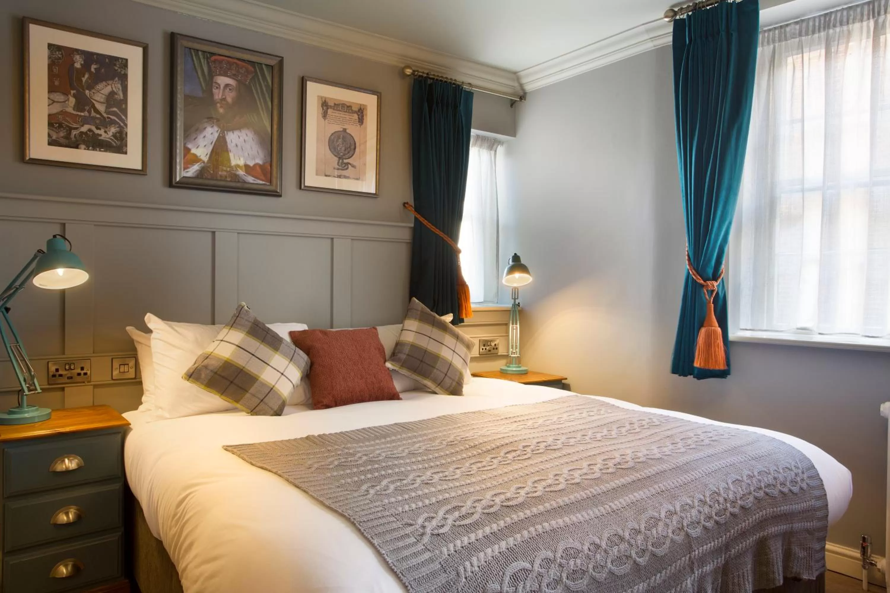 Bedroom, Bed in The Ostrich Inn Colnbrook London Heathrow