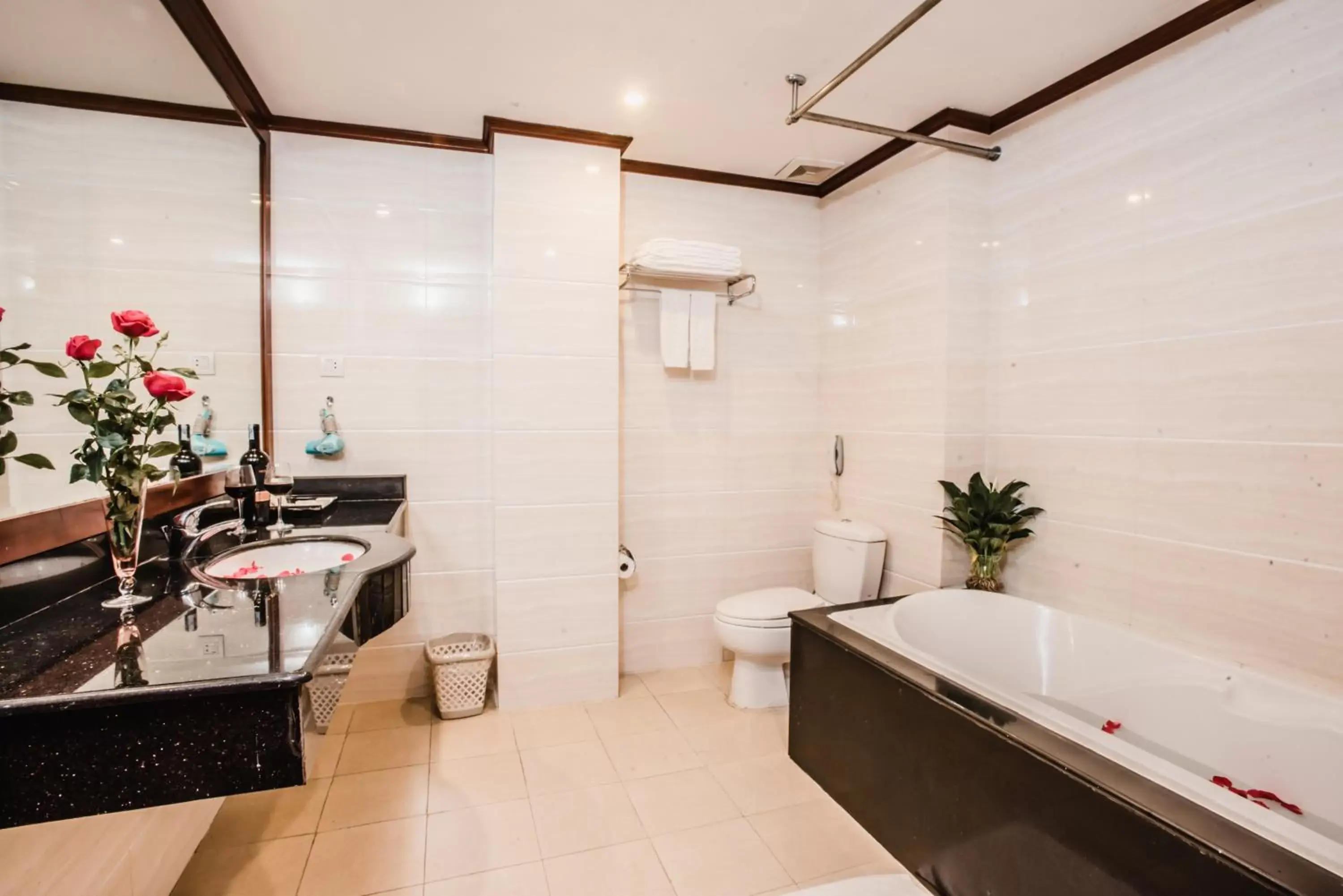 Bathroom in HANZ Sunny 2 Hotel Hanoi