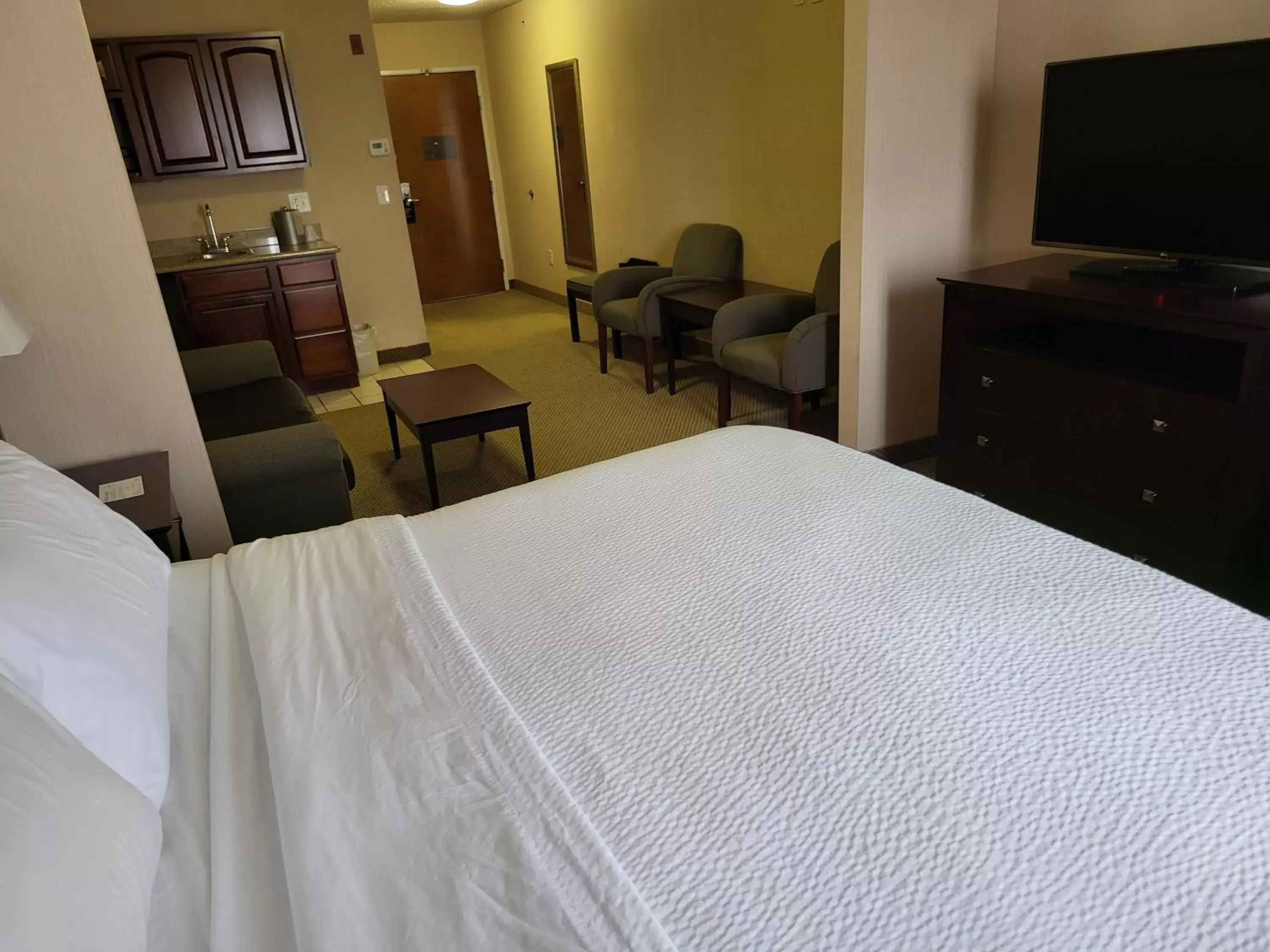 Photo of the whole room, Bed in Holiday Inn Express Hotel & Suites Tipp City, an IHG Hotel