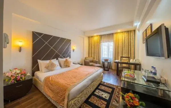 Living room, Bed in Hotel Hindusthan International, Bhubaneswar