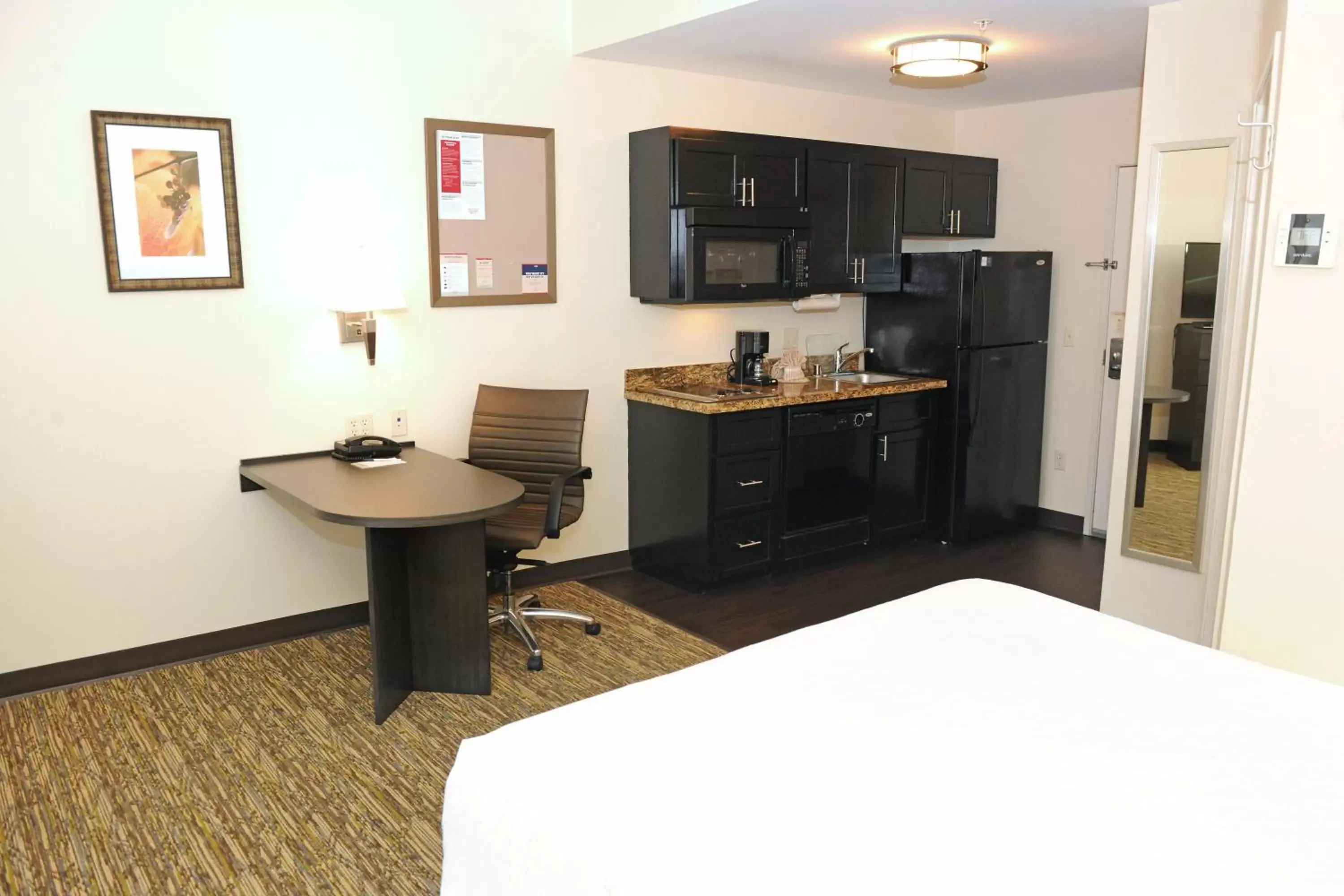 Photo of the whole room, Kitchen/Kitchenette in Candlewood Suites Santa Maria, an IHG Hotel