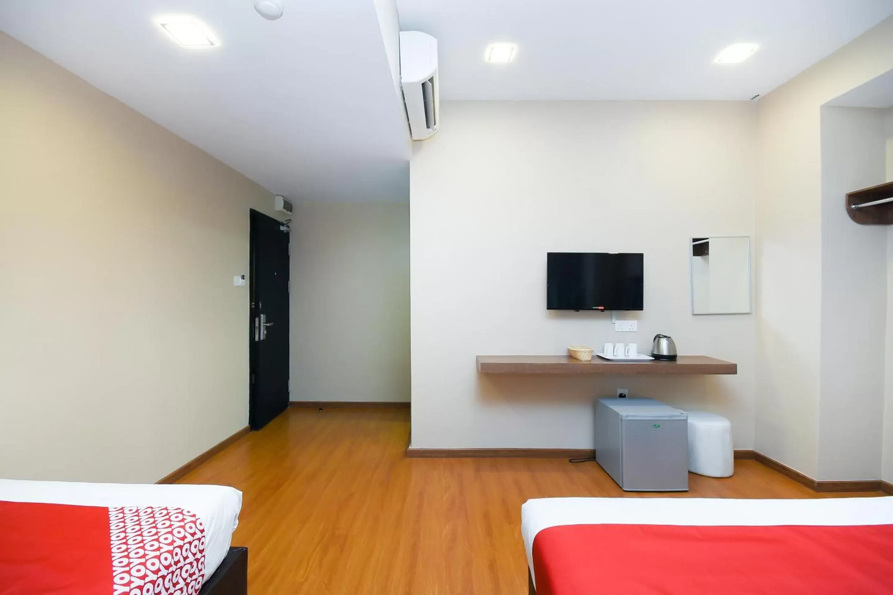 Bedroom, TV/Entertainment Center in Super OYO 977 Hong Kong Suites